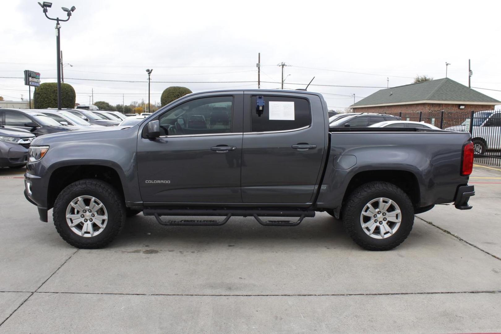 2016 GRAY Chevrolet Colorado LT Crew Cab 2WD Long Box (1GCGSCE34G1) with an 3.6L V6 DOHC 24V GAS engine, 6-Speed Automatic transmission, located at 2401 E Main St., Grand Prairie, TX, 75050, (972) 262-4440, 32.748981, -96.969643 - Photo#2