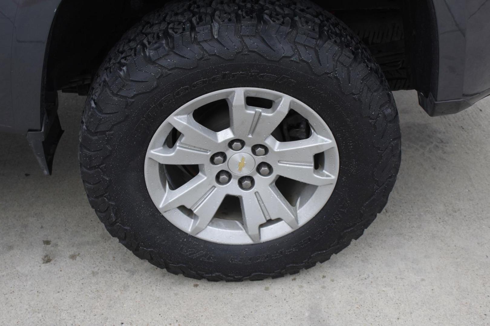 2016 GRAY Chevrolet Colorado LT Crew Cab 2WD Long Box (1GCGSCE34G1) with an 3.6L V6 DOHC 24V GAS engine, 6-Speed Automatic transmission, located at 2401 E Main St., Grand Prairie, TX, 75050, (972) 262-4440, 32.748981, -96.969643 - Photo#4