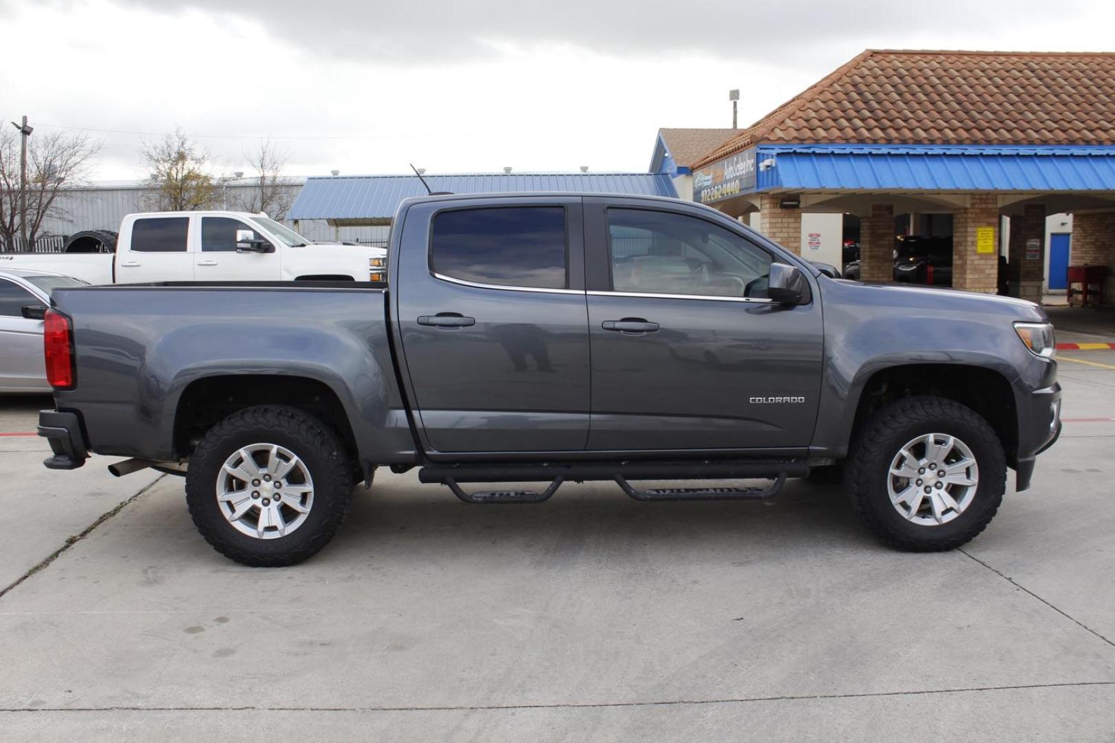 2016 GRAY Chevrolet Colorado LT Crew Cab 2WD Long Box (1GCGSCE34G1) with an 3.6L V6 DOHC 24V GAS engine, 6-Speed Automatic transmission, located at 2401 E Main St., Grand Prairie, TX, 75050, (972) 262-4440, 32.748981, -96.969643 - Photo#7
