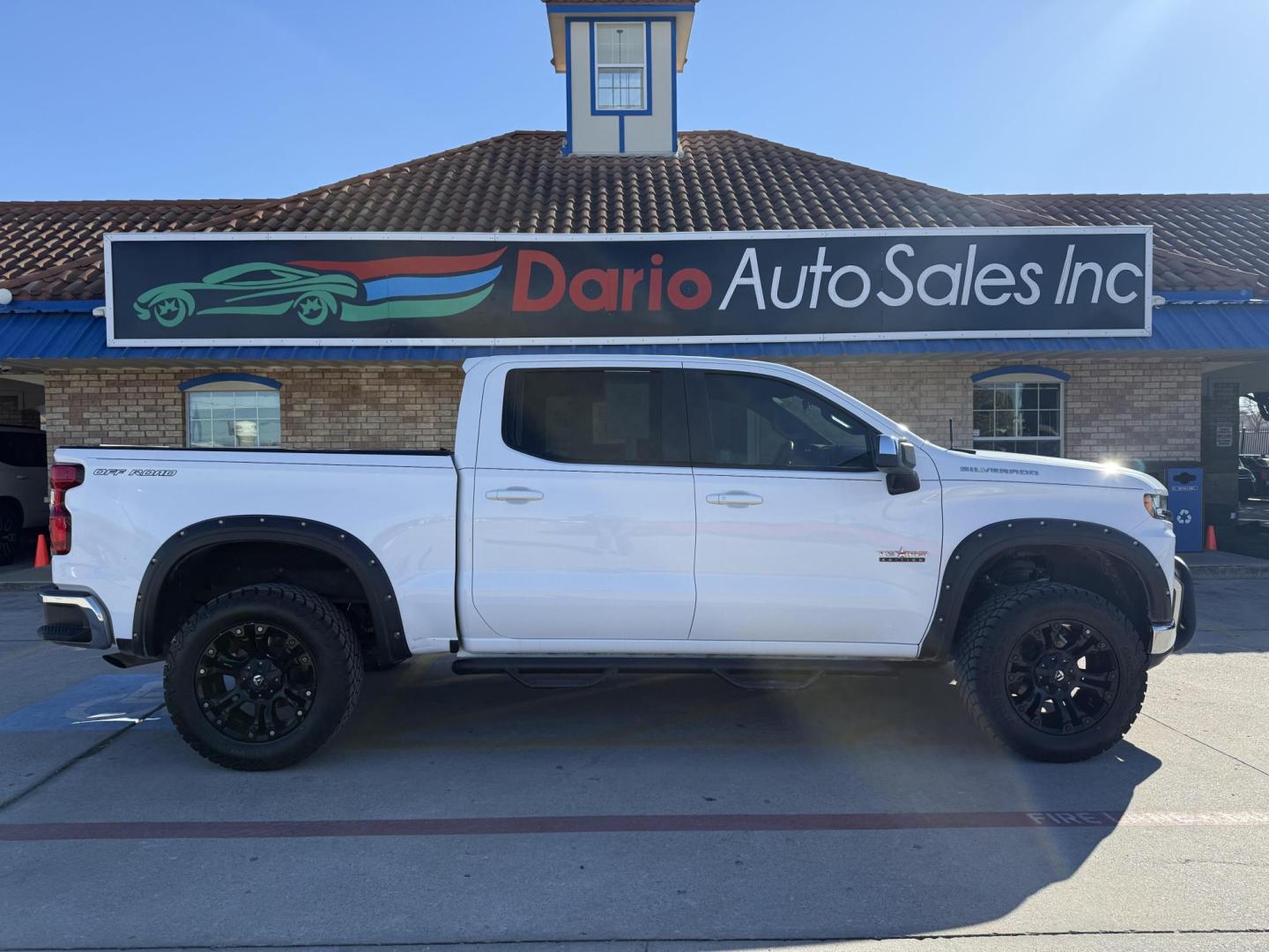 2020 White Chevrolet Silverado 1500 (3GCPWCEK9LG) with an 2.7L L4 DOHC 16V TURBO engine, located at 2401 E Main St., Grand Prairie, TX, 75050, (972) 262-4440, 32.748981, -96.969643 - Photo#2