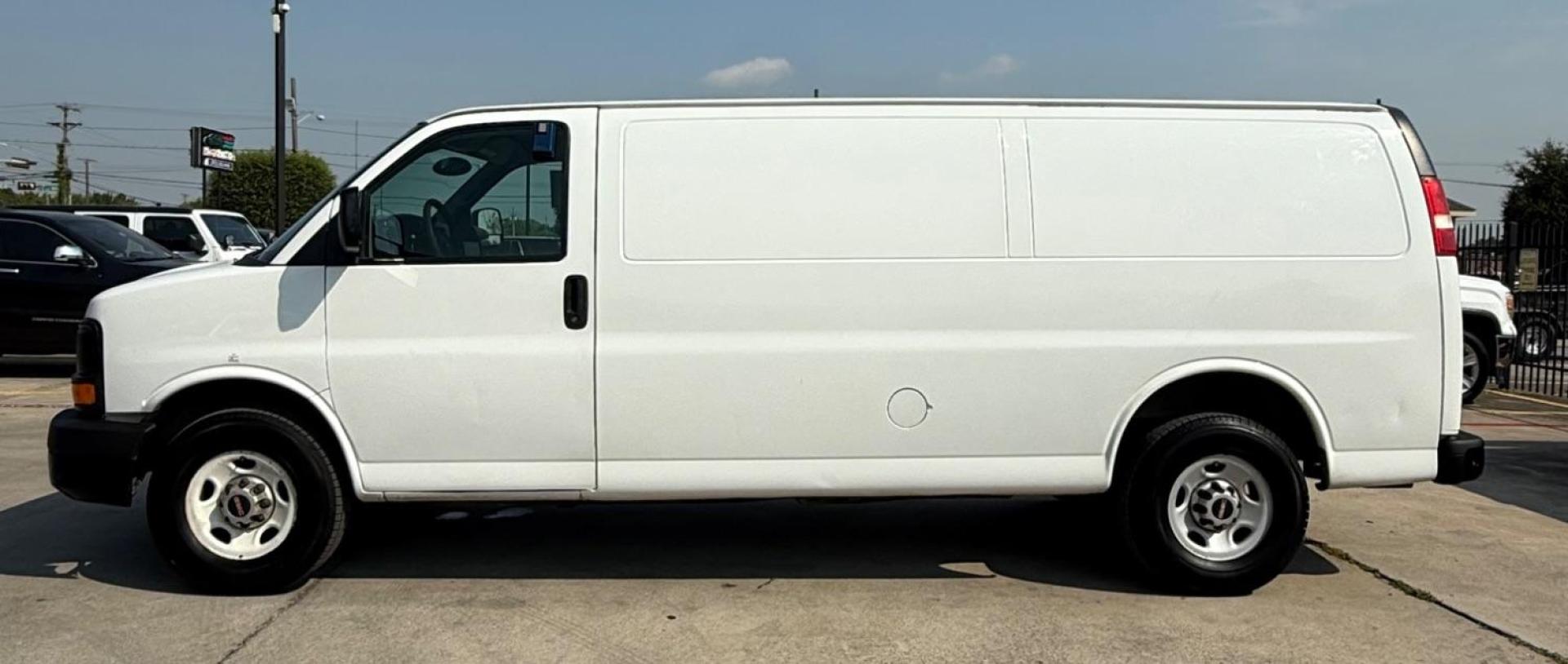 2014 WHITE GMC Savana G2500 Extended Cargo (1GTW7GCA7E1) with an 4.8L V8 OHV 16V FFV engine, 6-Speed Automatic transmission, located at 2401 E Main St., Grand Prairie, TX, 75050, (972) 262-4440, 32.748981, -96.969643 - Photo#3