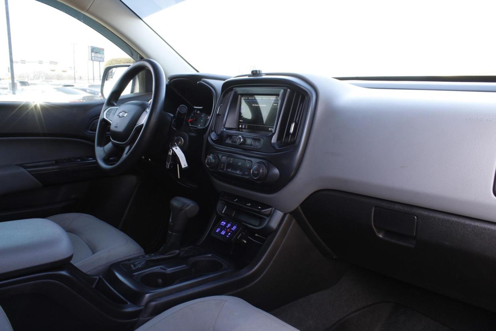 2019 silver Chevrolet Colorado Work Truck Crew Cab 4WD Short Box (1GCGTBEN3K1) with an 3.6L V6 DOHC 24V GAS engine, 6-Speed Automatic transmission, located at 2401 E Main St., Grand Prairie, TX, 75050, (972) 262-4440, 32.748981, -96.969643 - Photo#10