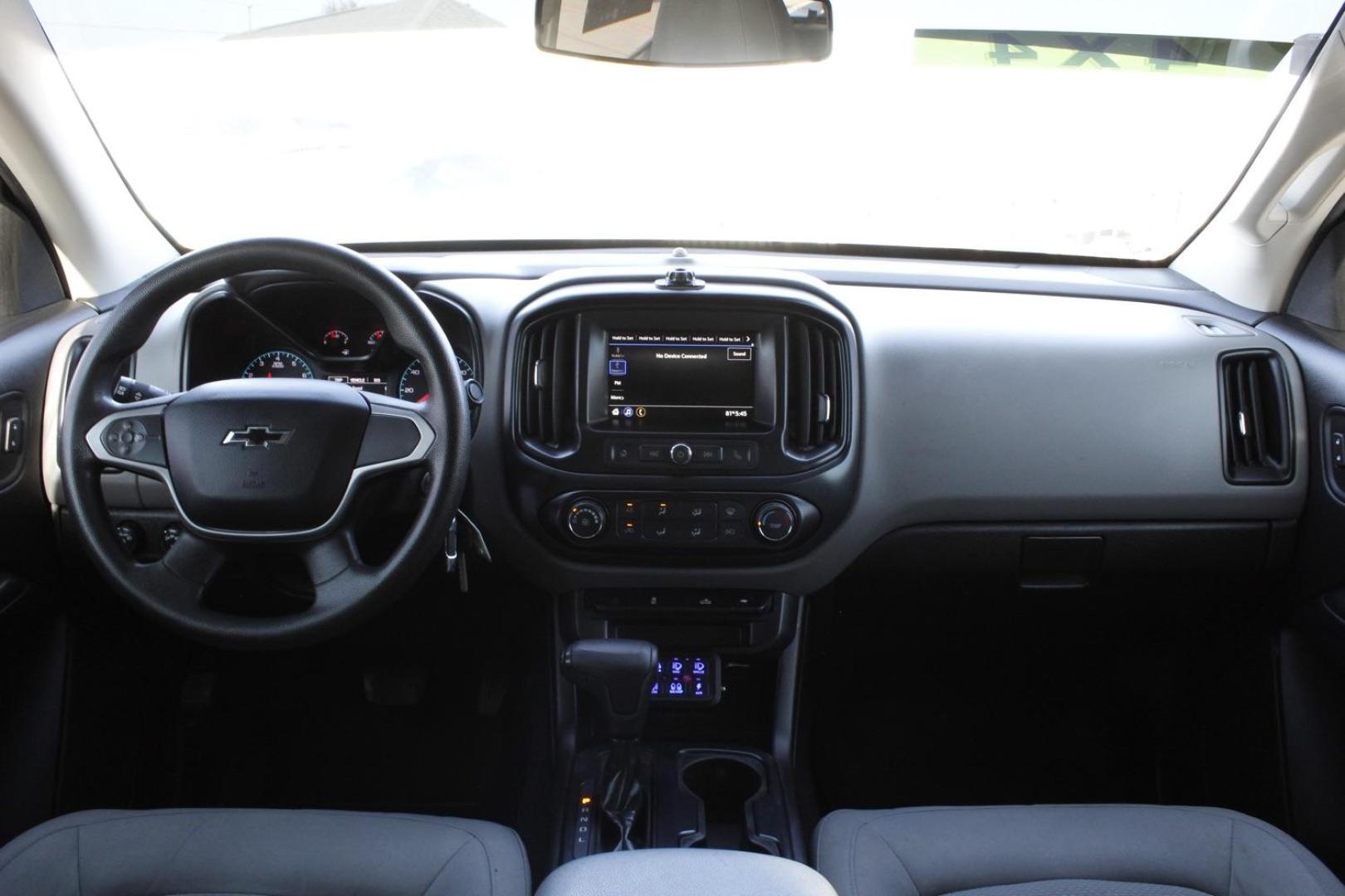 2019 silver Chevrolet Colorado Work Truck Crew Cab 4WD Short Box (1GCGTBEN3K1) with an 3.6L V6 DOHC 24V GAS engine, 6-Speed Automatic transmission, located at 2401 E Main St., Grand Prairie, TX, 75050, (972) 262-4440, 32.748981, -96.969643 - Photo#11