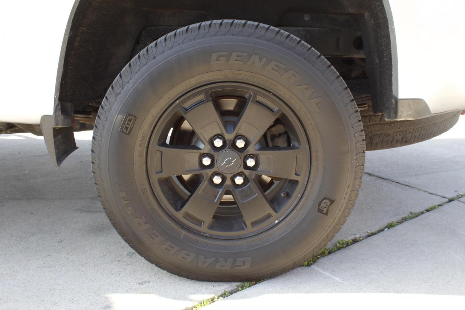 2019 silver Chevrolet Colorado Work Truck Crew Cab 4WD Short Box (1GCGTBEN3K1) with an 3.6L V6 DOHC 24V GAS engine, 6-Speed Automatic transmission, located at 2401 E Main St., Grand Prairie, TX, 75050, (972) 262-4440, 32.748981, -96.969643 - Photo#4