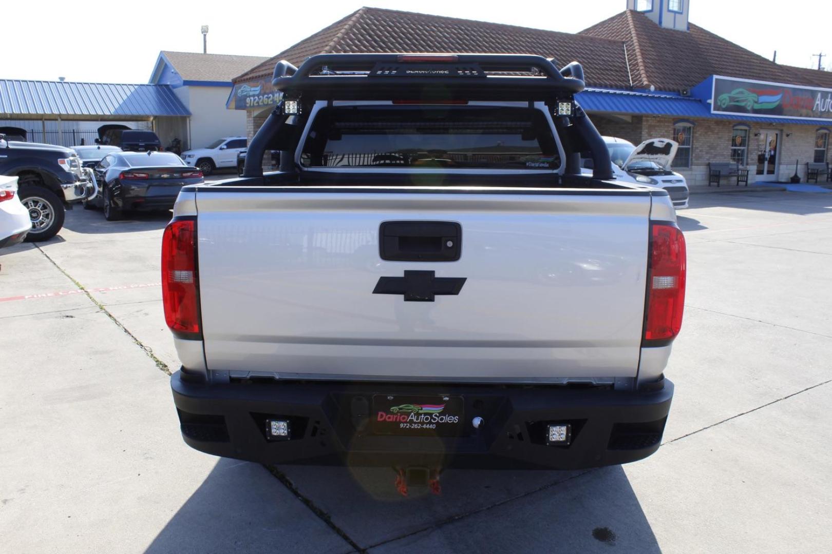 2019 silver Chevrolet Colorado Work Truck Crew Cab 4WD Short Box (1GCGTBEN3K1) with an 3.6L V6 DOHC 24V GAS engine, 6-Speed Automatic transmission, located at 2401 E Main St., Grand Prairie, TX, 75050, (972) 262-4440, 32.748981, -96.969643 - Photo#5