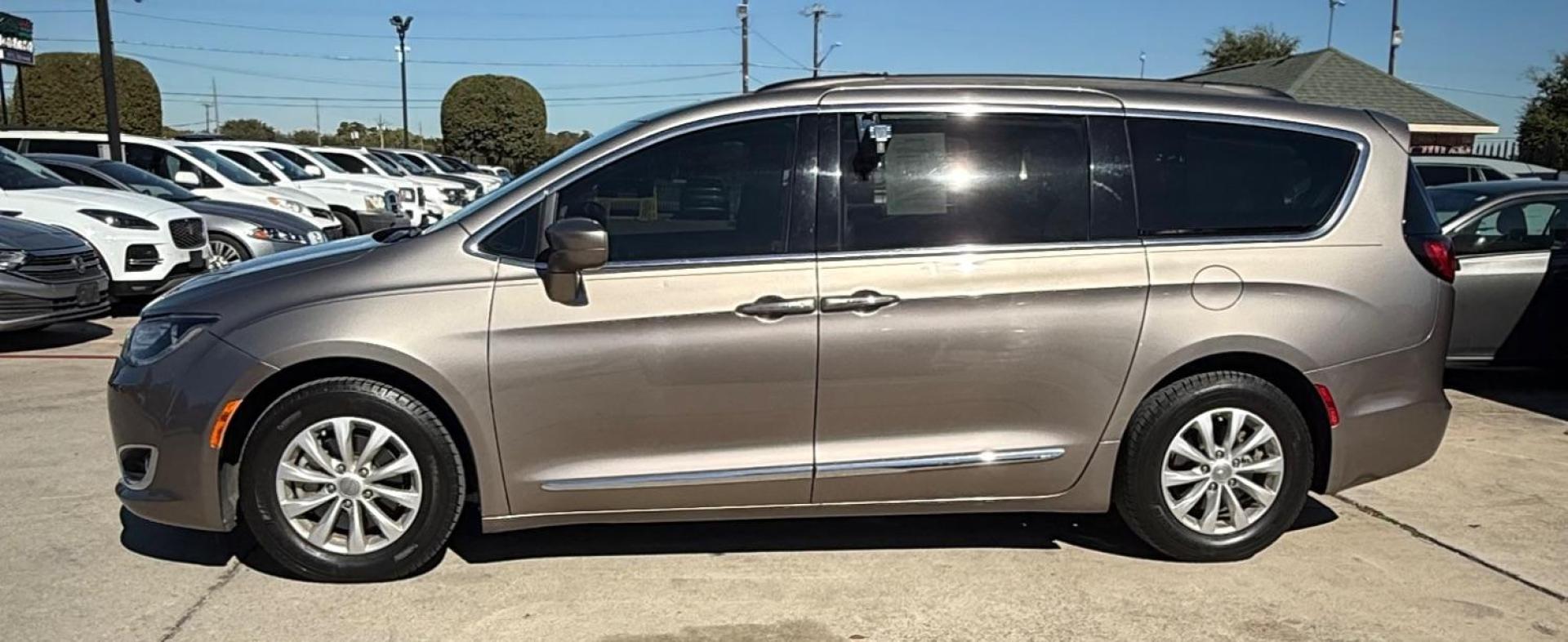 2017 Gray Chrysler Pacifica Touring-L (2C4RC1BG3HR) with an 3.6L V6 DOHC 24V engine, 9-Speed Automatic transmission, located at 2401 E Main St., Grand Prairie, TX, 75050, (972) 262-4440, 32.748981, -96.969643 - Photo#4