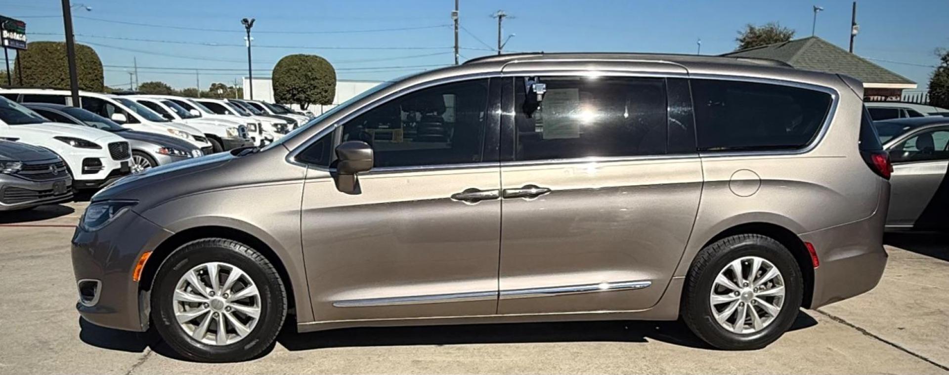 2017 Gray Chrysler Pacifica Touring-L (2C4RC1BG3HR) with an 3.6L V6 DOHC 24V engine, 9-Speed Automatic transmission, located at 2401 E Main St., Grand Prairie, TX, 75050, (972) 262-4440, 32.748981, -96.969643 - Photo#5