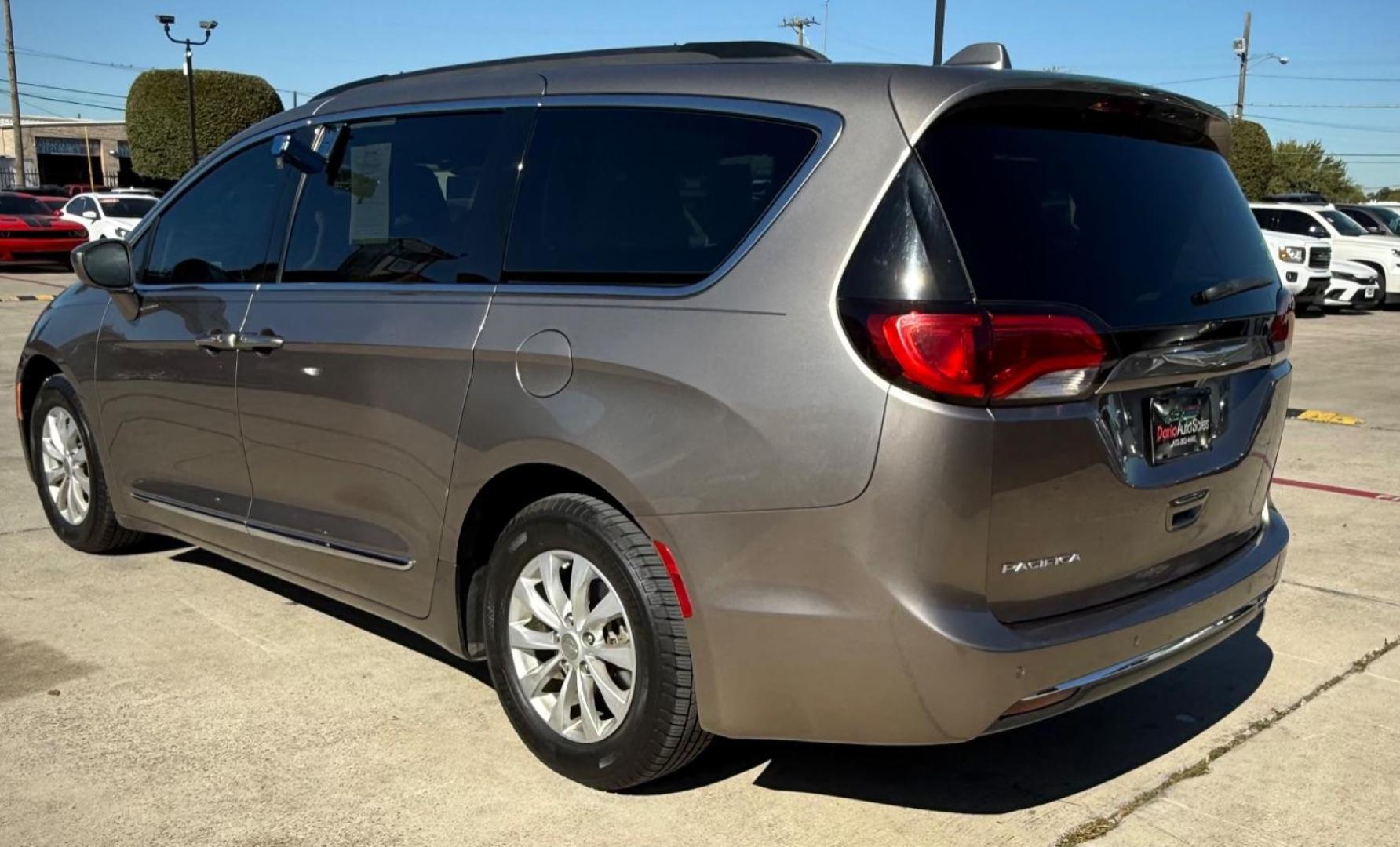 2017 Gray Chrysler Pacifica Touring-L (2C4RC1BG3HR) with an 3.6L V6 DOHC 24V engine, 9-Speed Automatic transmission, located at 2401 E Main St., Grand Prairie, TX, 75050, (972) 262-4440, 32.748981, -96.969643 - Photo#7