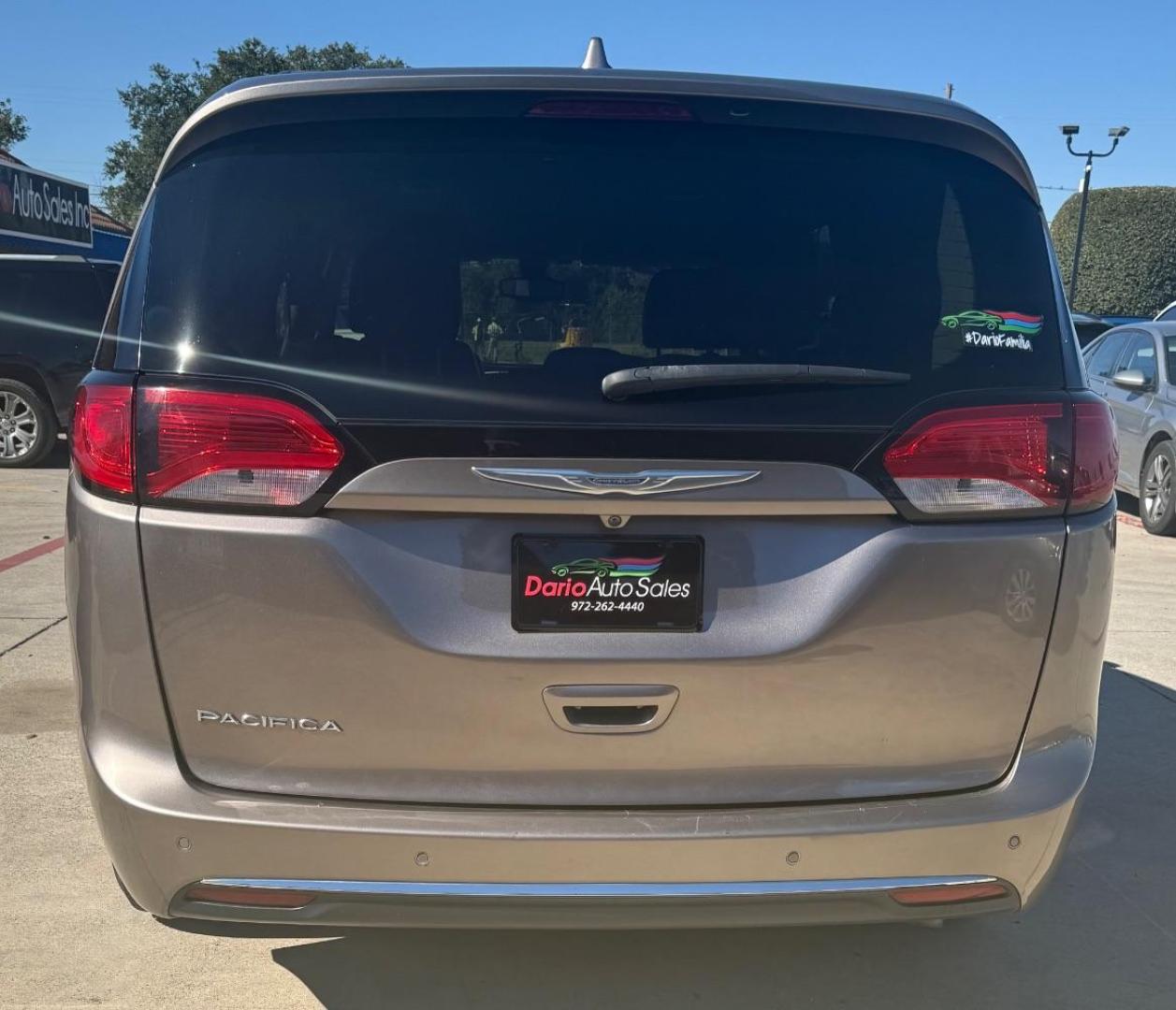 2017 Gray Chrysler Pacifica Touring-L (2C4RC1BG3HR) with an 3.6L V6 DOHC 24V engine, 9-Speed Automatic transmission, located at 2401 E Main St., Grand Prairie, TX, 75050, (972) 262-4440, 32.748981, -96.969643 - Photo#8