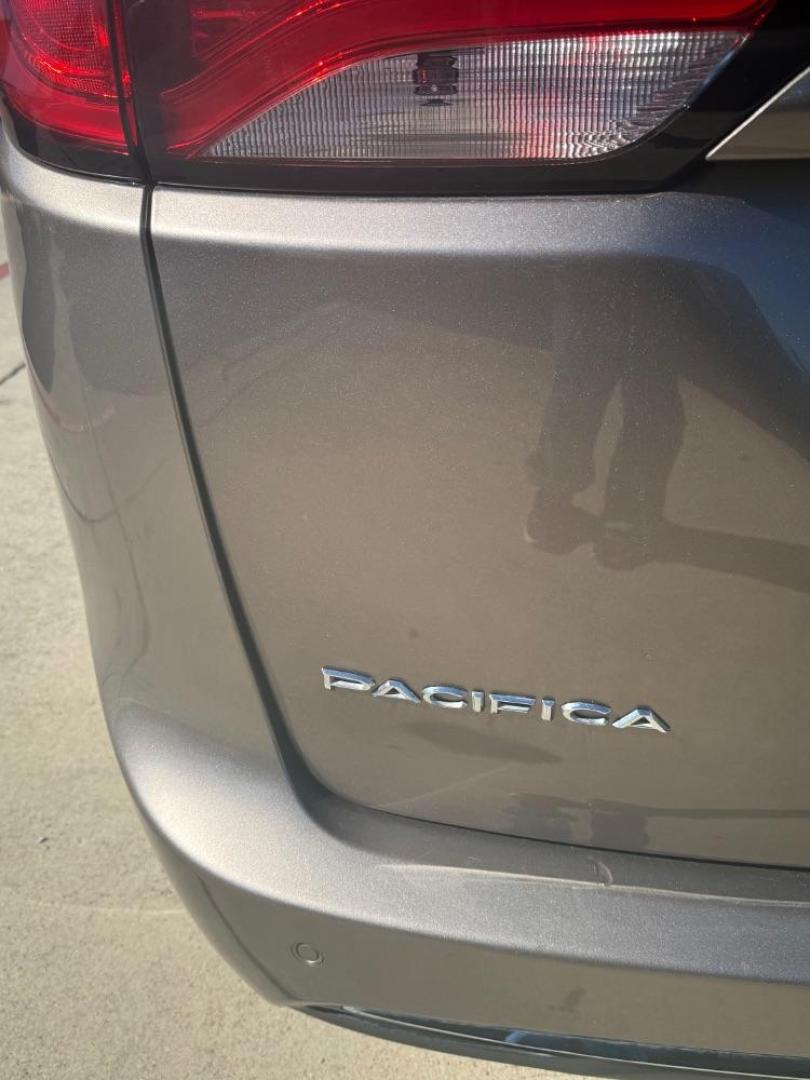 2017 Gray Chrysler Pacifica Touring-L (2C4RC1BG3HR) with an 3.6L V6 DOHC 24V engine, 9-Speed Automatic transmission, located at 2401 E Main St., Grand Prairie, TX, 75050, (972) 262-4440, 32.748981, -96.969643 - Photo#9