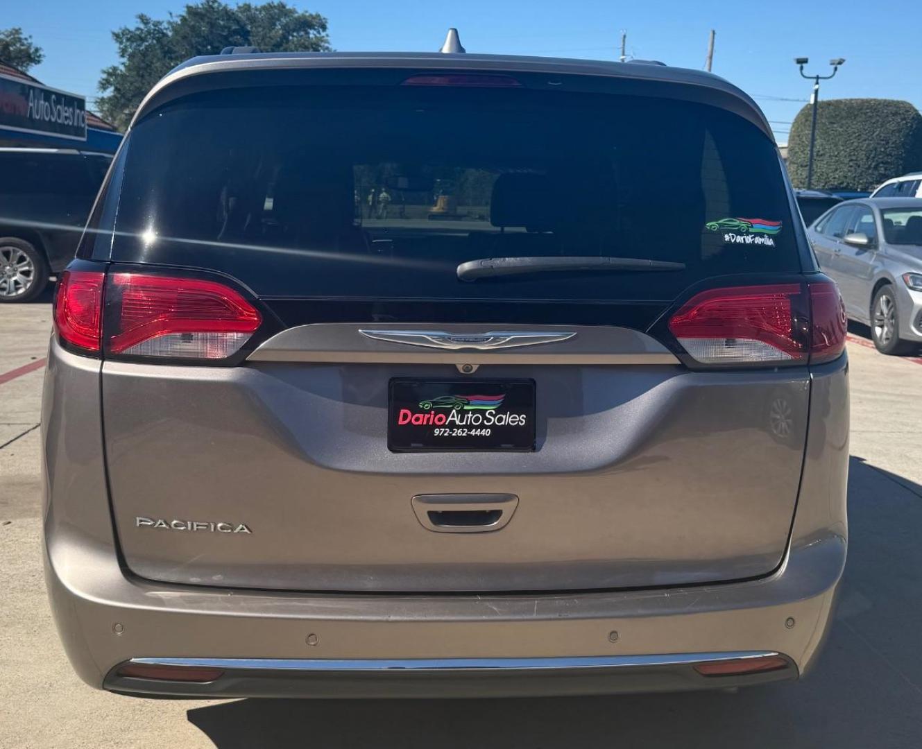 2017 Gray Chrysler Pacifica Touring-L (2C4RC1BG3HR) with an 3.6L V6 DOHC 24V engine, 9-Speed Automatic transmission, located at 2401 E Main St., Grand Prairie, TX, 75050, (972) 262-4440, 32.748981, -96.969643 - Photo#9