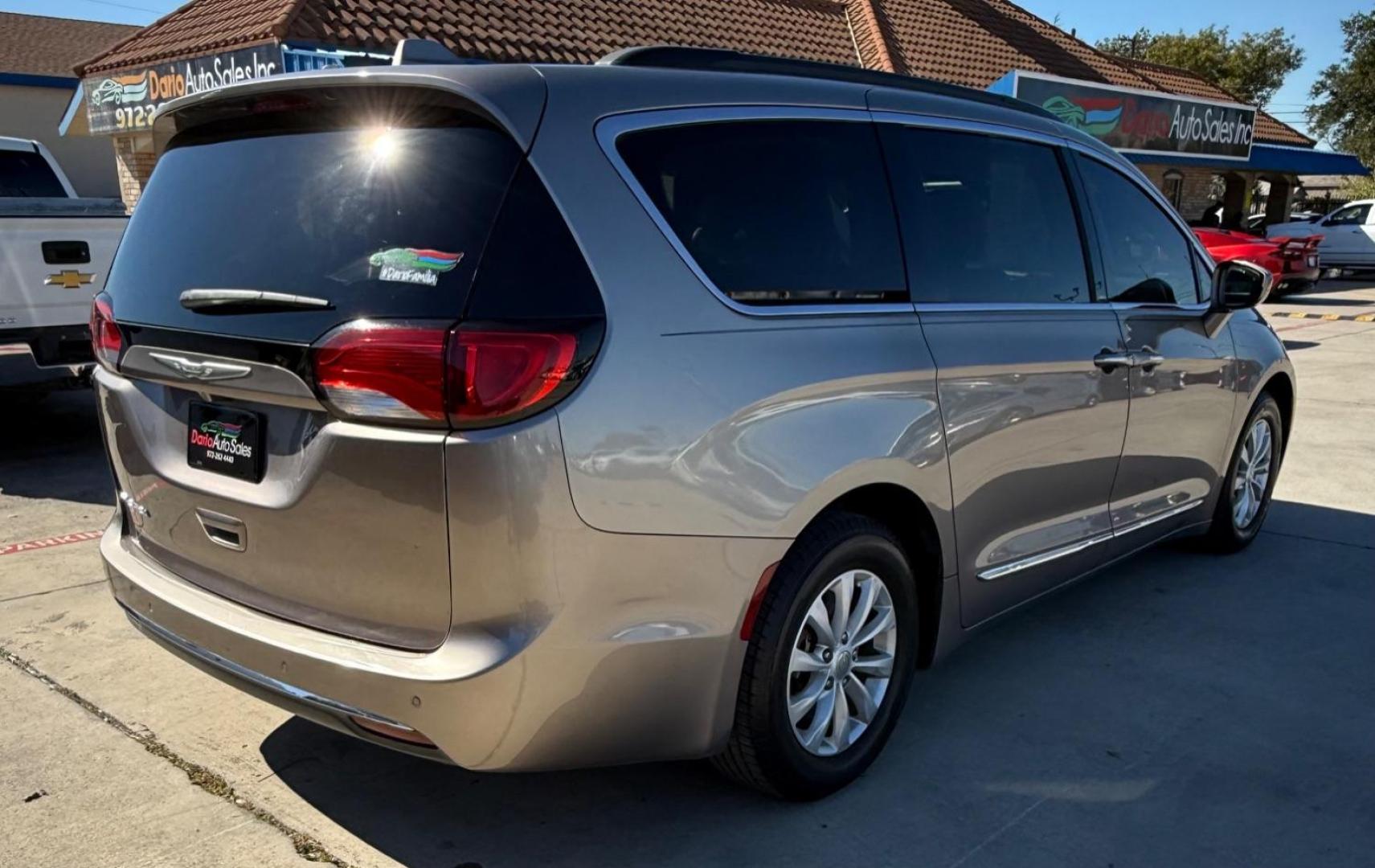 2017 Gray Chrysler Pacifica Touring-L (2C4RC1BG3HR) with an 3.6L V6 DOHC 24V engine, 9-Speed Automatic transmission, located at 2401 E Main St., Grand Prairie, TX, 75050, (972) 262-4440, 32.748981, -96.969643 - Photo#10