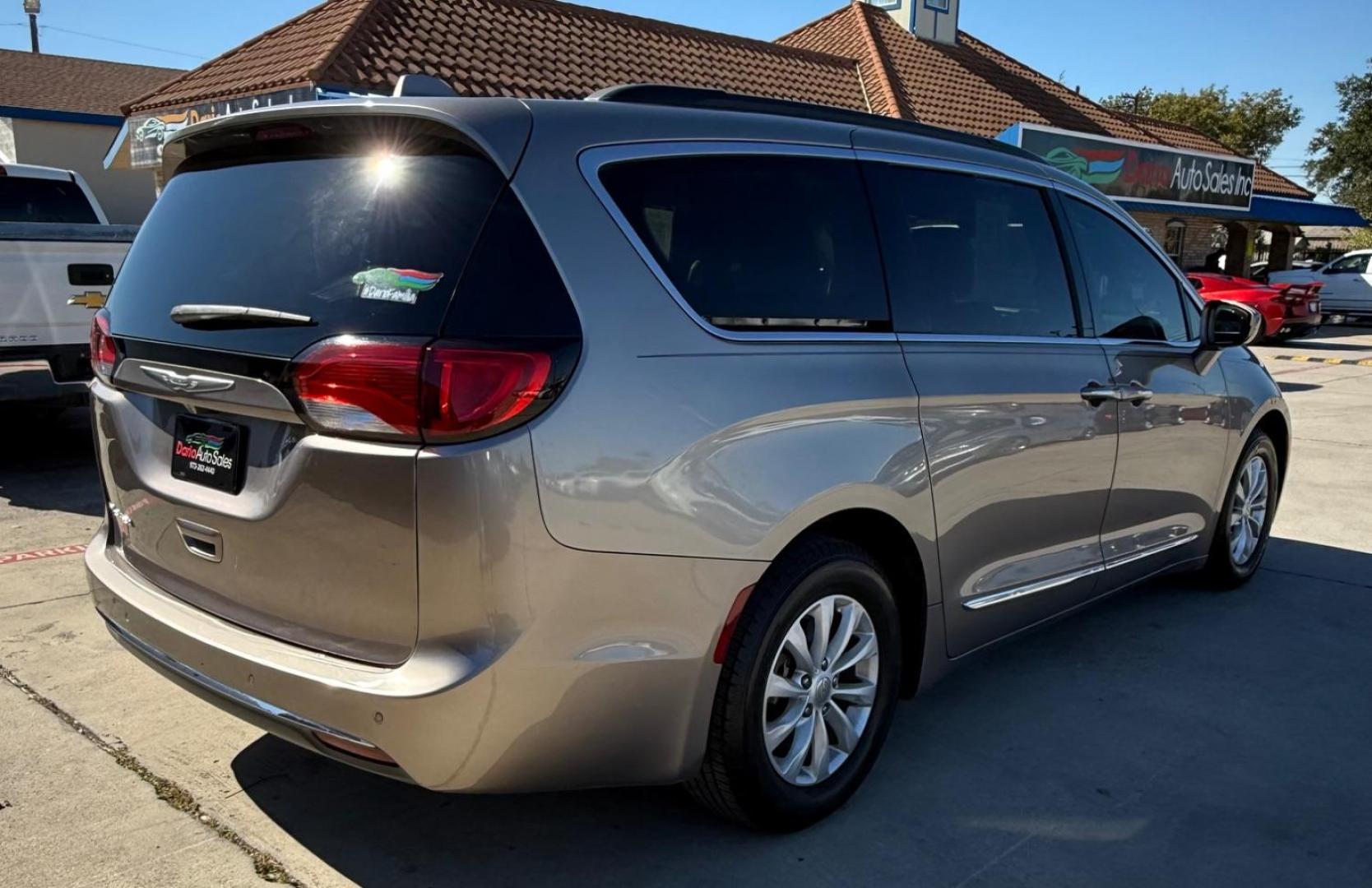 2017 Gray Chrysler Pacifica Touring-L (2C4RC1BG3HR) with an 3.6L V6 DOHC 24V engine, 9-Speed Automatic transmission, located at 2401 E Main St., Grand Prairie, TX, 75050, (972) 262-4440, 32.748981, -96.969643 - Photo#11