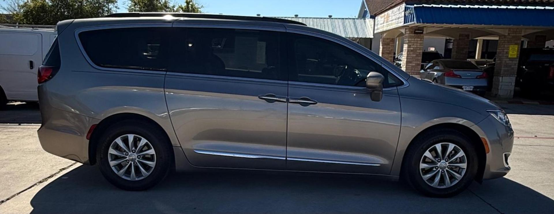 2017 Gray Chrysler Pacifica Touring-L (2C4RC1BG3HR) with an 3.6L V6 DOHC 24V engine, 9-Speed Automatic transmission, located at 2401 E Main St., Grand Prairie, TX, 75050, (972) 262-4440, 32.748981, -96.969643 - Photo#12