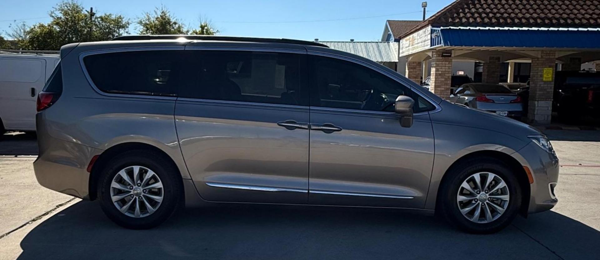 2017 Gray Chrysler Pacifica Touring-L (2C4RC1BG3HR) with an 3.6L V6 DOHC 24V engine, 9-Speed Automatic transmission, located at 2401 E Main St., Grand Prairie, TX, 75050, (972) 262-4440, 32.748981, -96.969643 - Photo#13