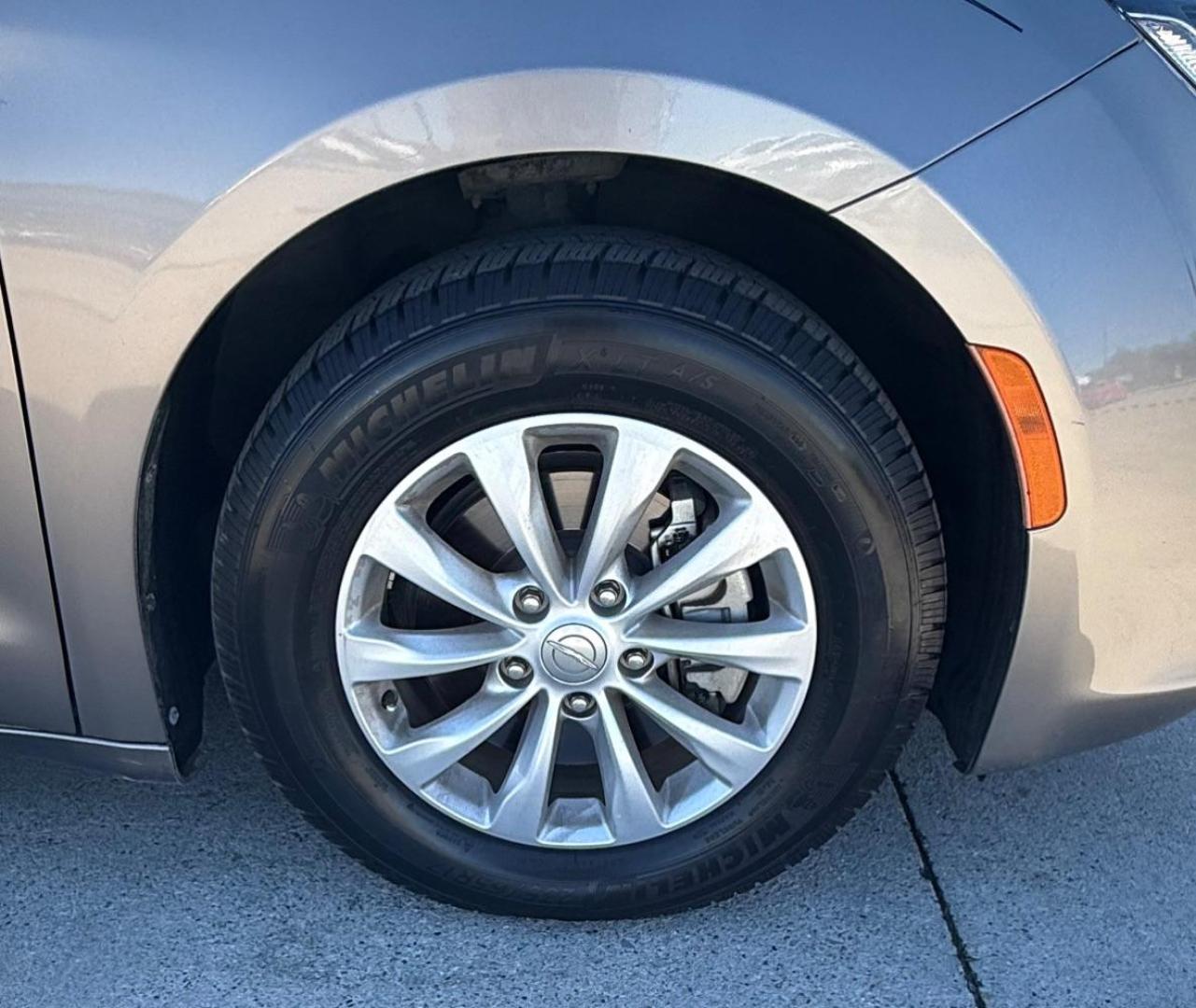 2017 Gray Chrysler Pacifica Touring-L (2C4RC1BG3HR) with an 3.6L V6 DOHC 24V engine, 9-Speed Automatic transmission, located at 2401 E Main St., Grand Prairie, TX, 75050, (972) 262-4440, 32.748981, -96.969643 - Photo#14