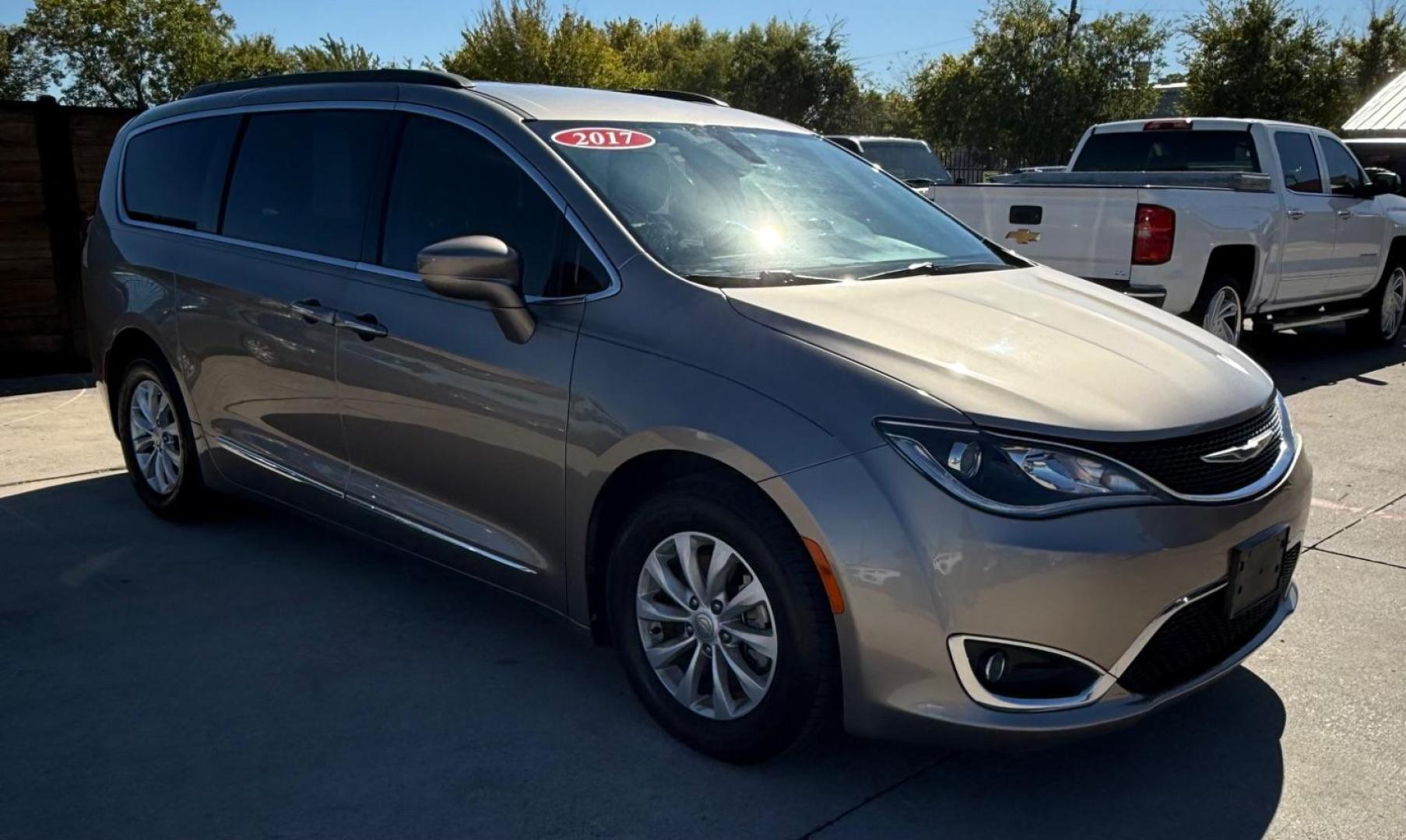 2017 Gray Chrysler Pacifica Touring-L (2C4RC1BG3HR) with an 3.6L V6 DOHC 24V engine, 9-Speed Automatic transmission, located at 2401 E Main St., Grand Prairie, TX, 75050, (972) 262-4440, 32.748981, -96.969643 - Photo#16