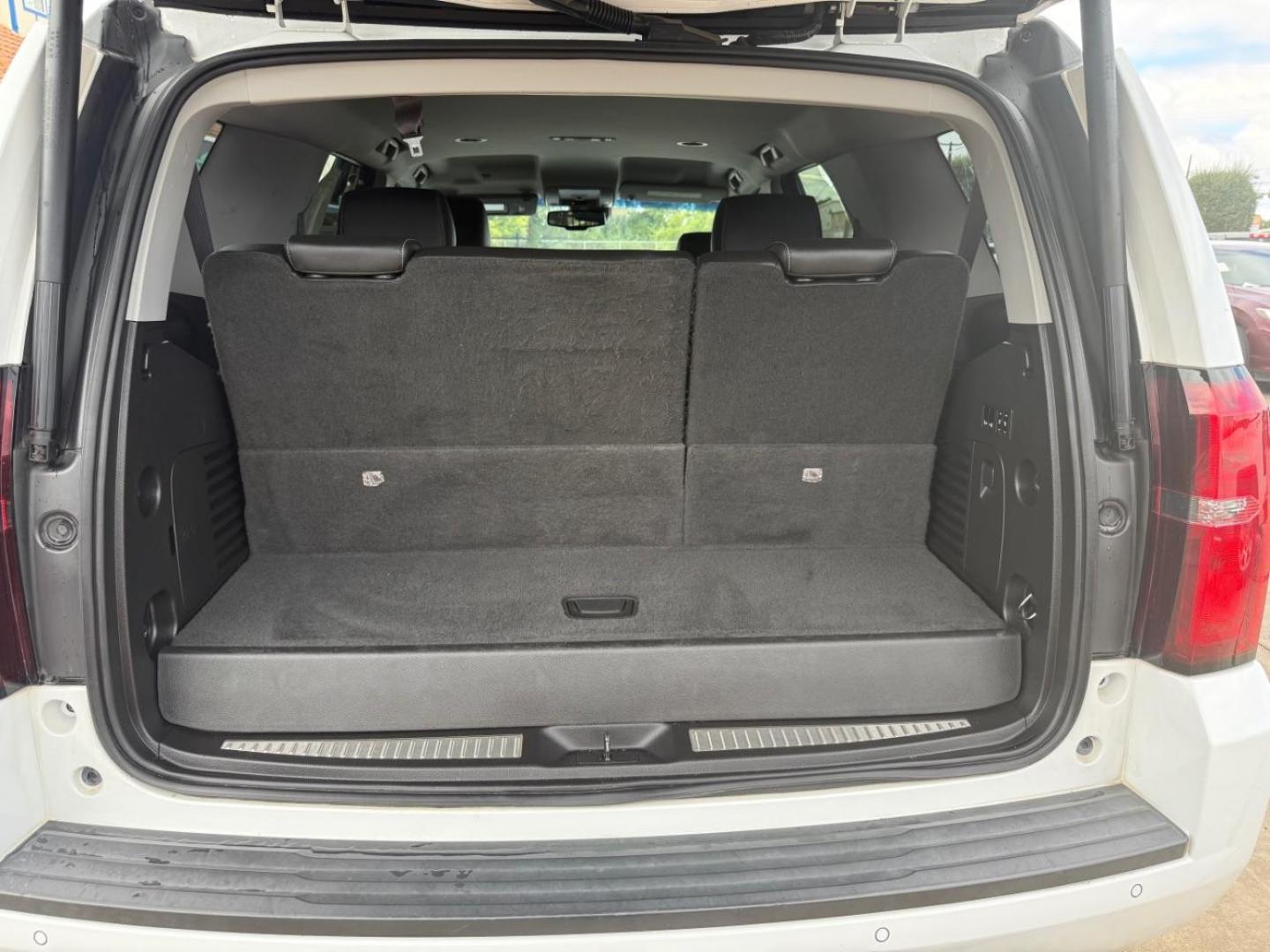2015 White Chevrolet Tahoe LT (1GNSCBKC4FR) , located at 2401 E Main St., Grand Prairie, TX, 75050, (972) 262-4440, 32.748981, -96.969643 - Photo#33