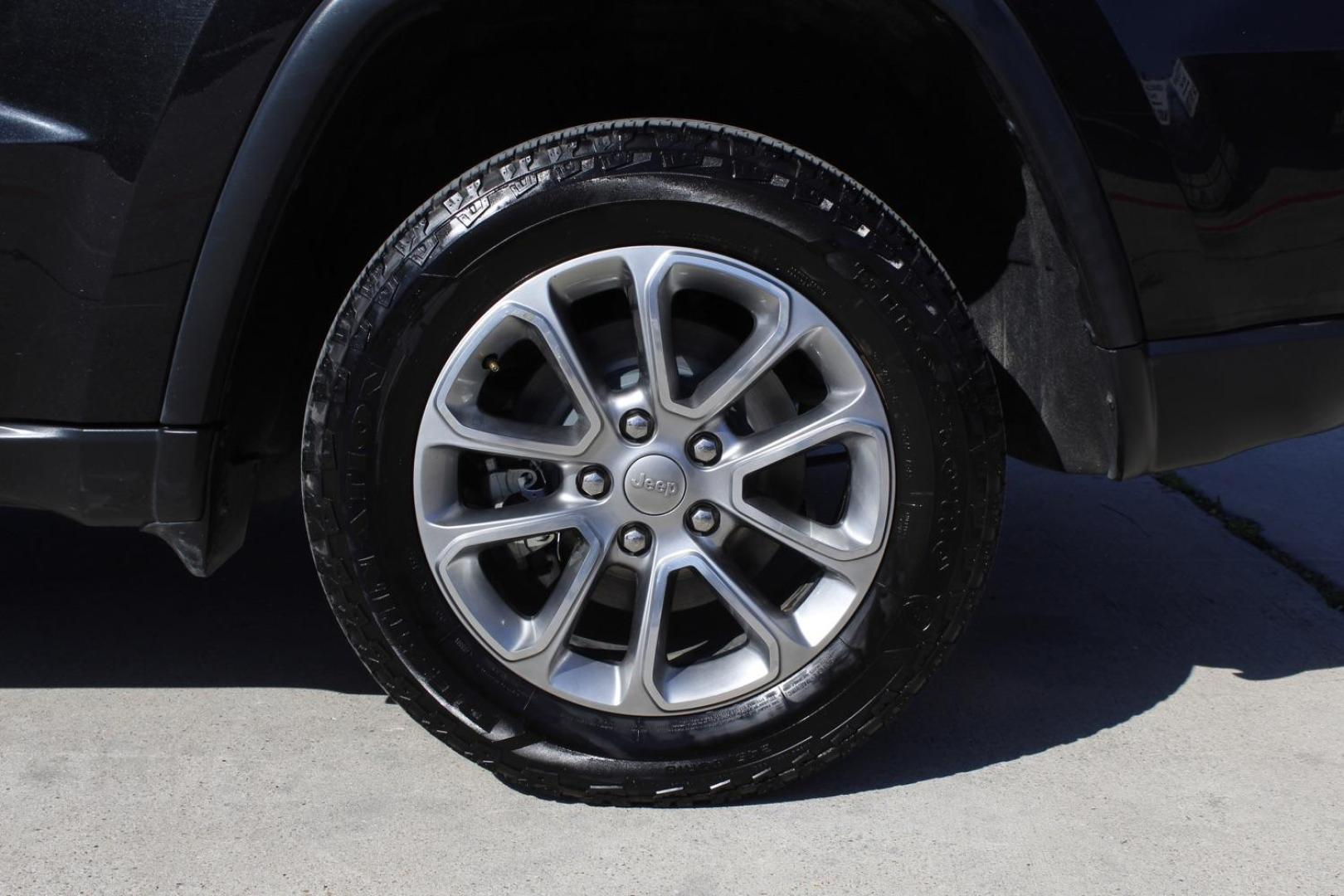 2015 Black Jeep Grand Cherokee Limited (1C4RJFBG8FC) , located at 2401 E Main St., Grand Prairie, TX, 75050, (972) 262-4440, 32.748981, -96.969643 - Photo#4