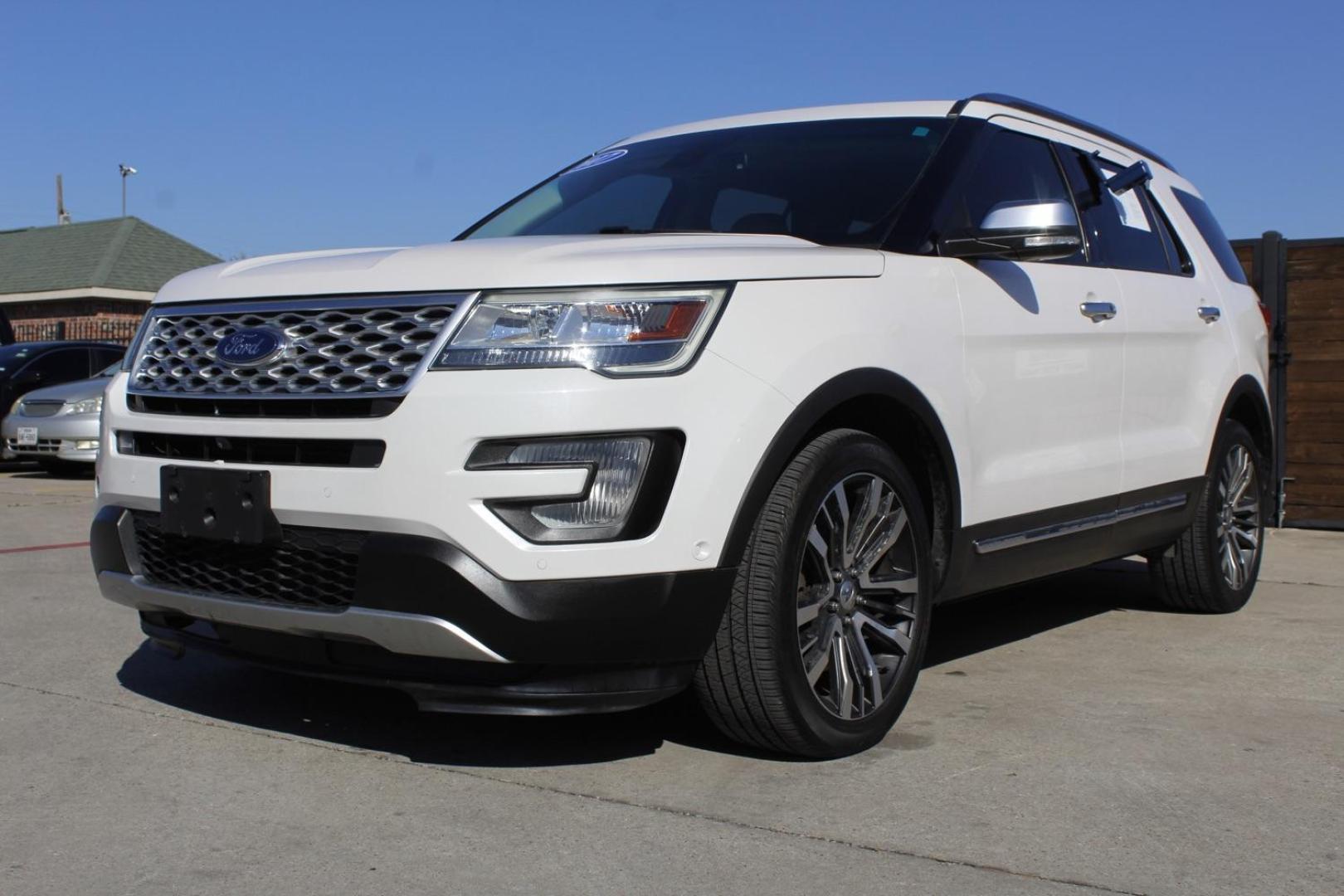 2019 White Ford Explorer Limited FWD (1FM5K7F83KG) with an 3.5L V6 DOHC 24V engine, 6-Speed Automatic transmission, located at 2401 E Main St., Grand Prairie, TX, 75050, (972) 262-4440, 32.748981, -96.969643 - Photo#1