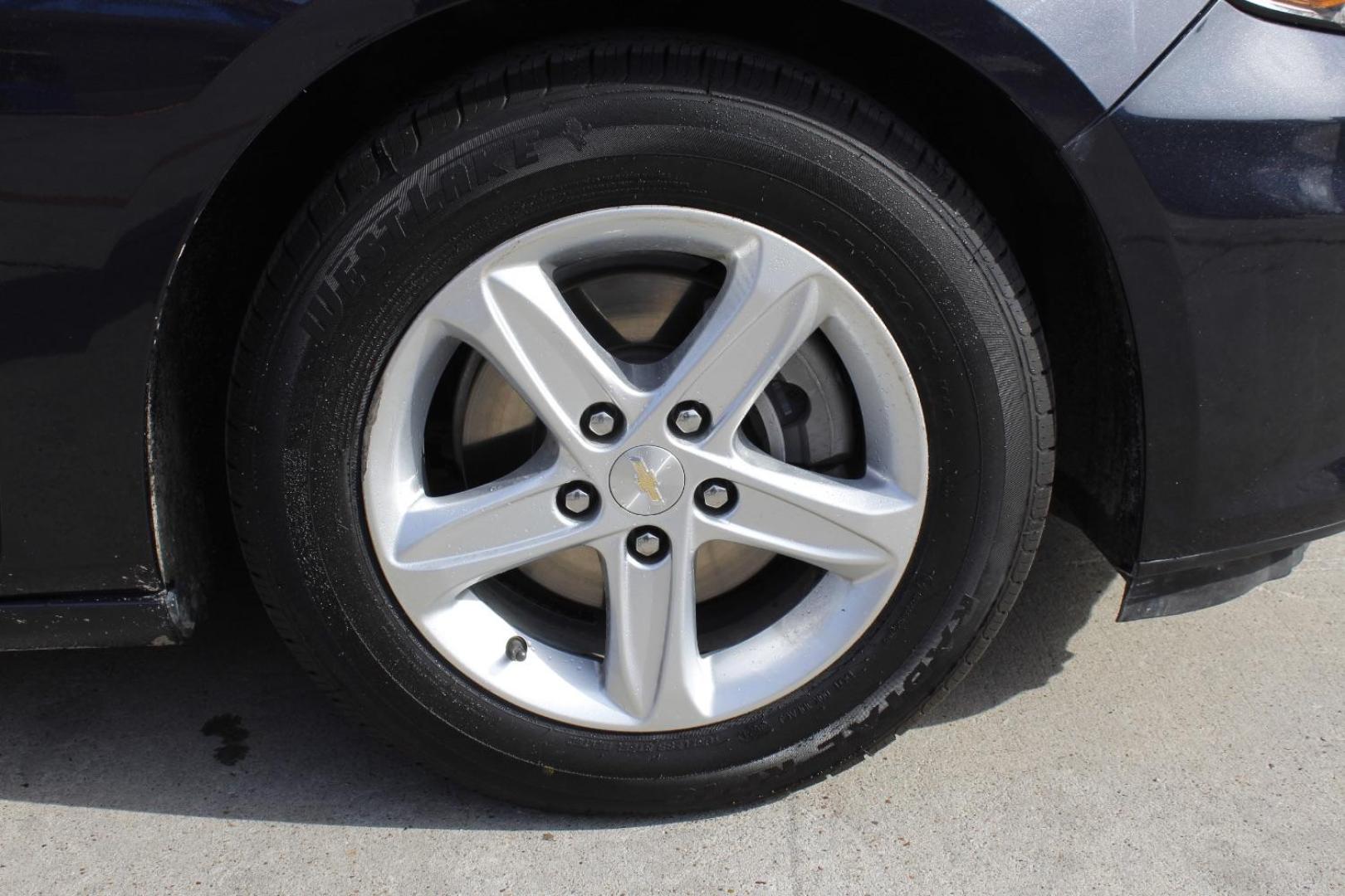 2022 Gray Chevrolet Malibu LS (1G1ZB5STXNF) with an 1.5L L4 DOHC 16V engine, 6-Speed Automatic transmission, located at 2401 E Main St., Grand Prairie, TX, 75050, (972) 262-4440, 32.748981, -96.969643 - Photo#3