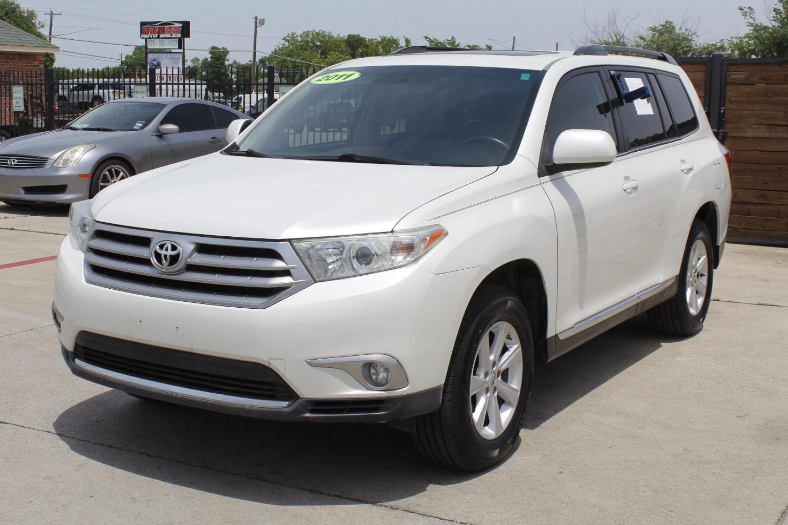 2011 White Toyota Highlander Base V6 | SE V6 (5TDZK3EH3BS) with an 3.5L V-6 DOHC engine, located at 2401 E Main St., Grand Prairie, TX, 75050, (972) 262-4440, 32.748981, -96.969643 - Photo#1