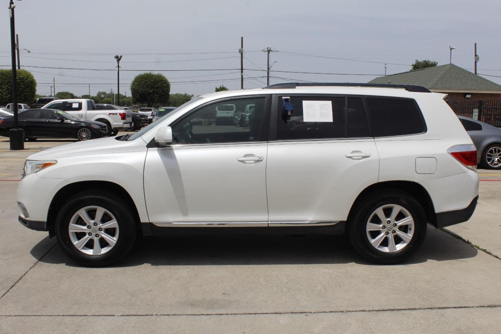 2011 White Toyota Highlander Base V6 | SE V6 (5TDZK3EH3BS) with an 3.5L V-6 DOHC engine, located at 2401 E Main St., Grand Prairie, TX, 75050, (972) 262-4440, 32.748981, -96.969643 - Photo#2