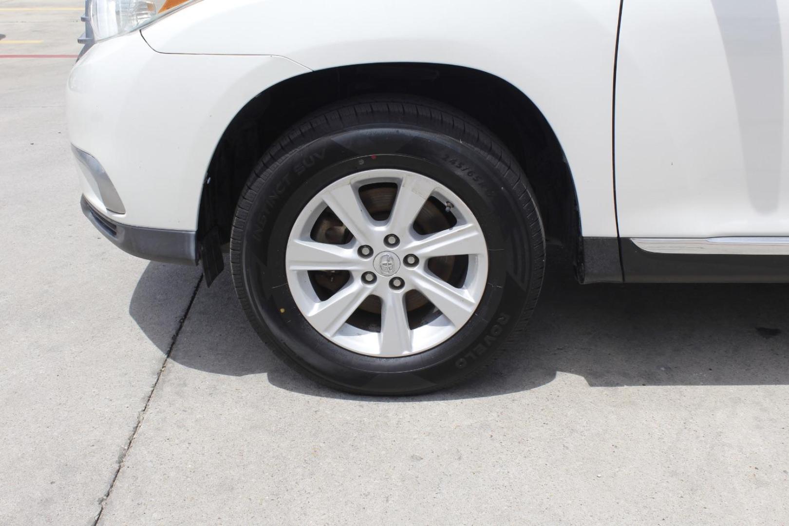 2011 White Toyota Highlander Base V6 | SE V6 (5TDZK3EH3BS) with an 3.5L V-6 DOHC engine, located at 2401 E Main St., Grand Prairie, TX, 75050, (972) 262-4440, 32.748981, -96.969643 - Photo#3