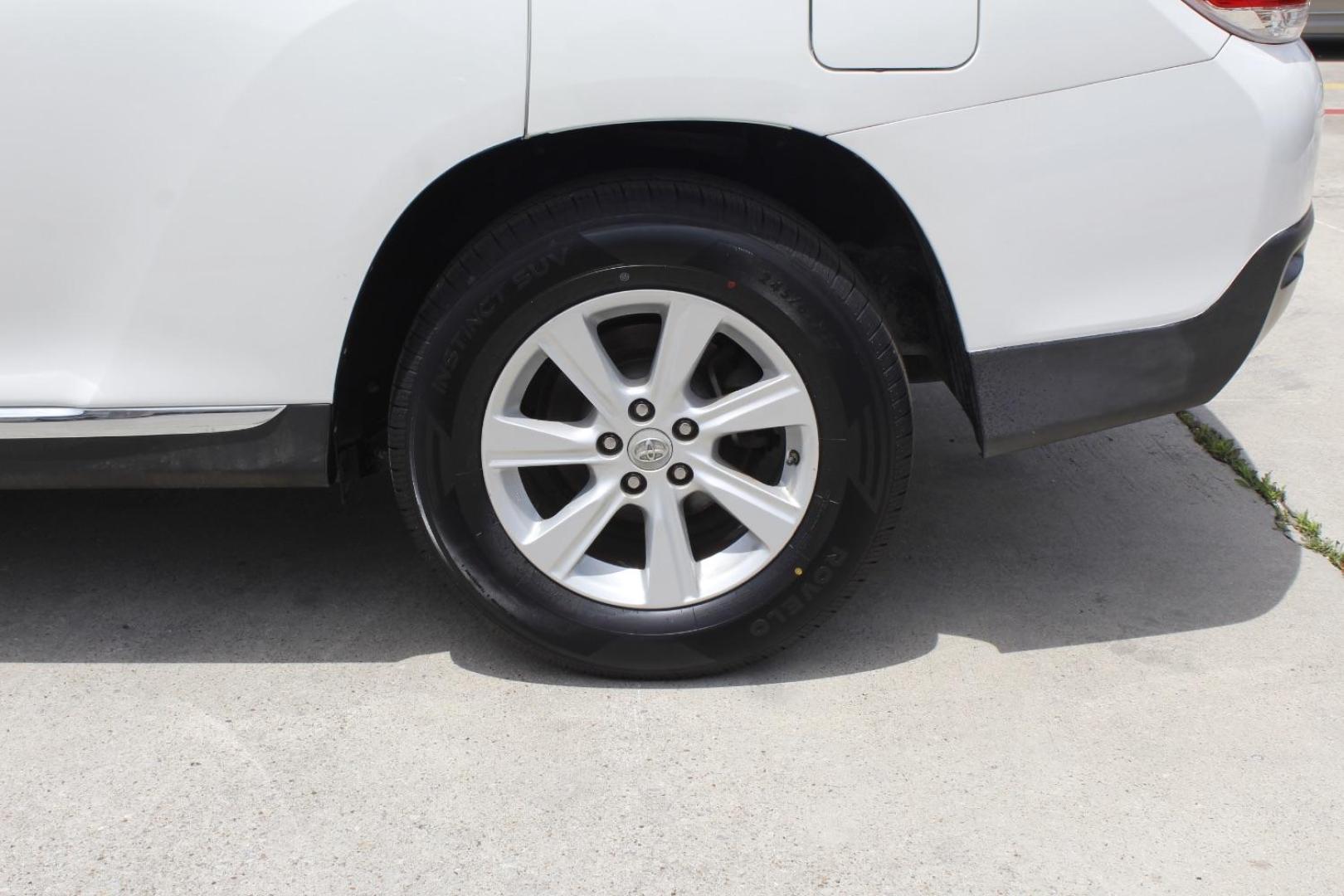 2011 White Toyota Highlander Base V6 | SE V6 (5TDZK3EH3BS) with an 3.5L V-6 DOHC engine, located at 2401 E Main St., Grand Prairie, TX, 75050, (972) 262-4440, 32.748981, -96.969643 - Photo#4