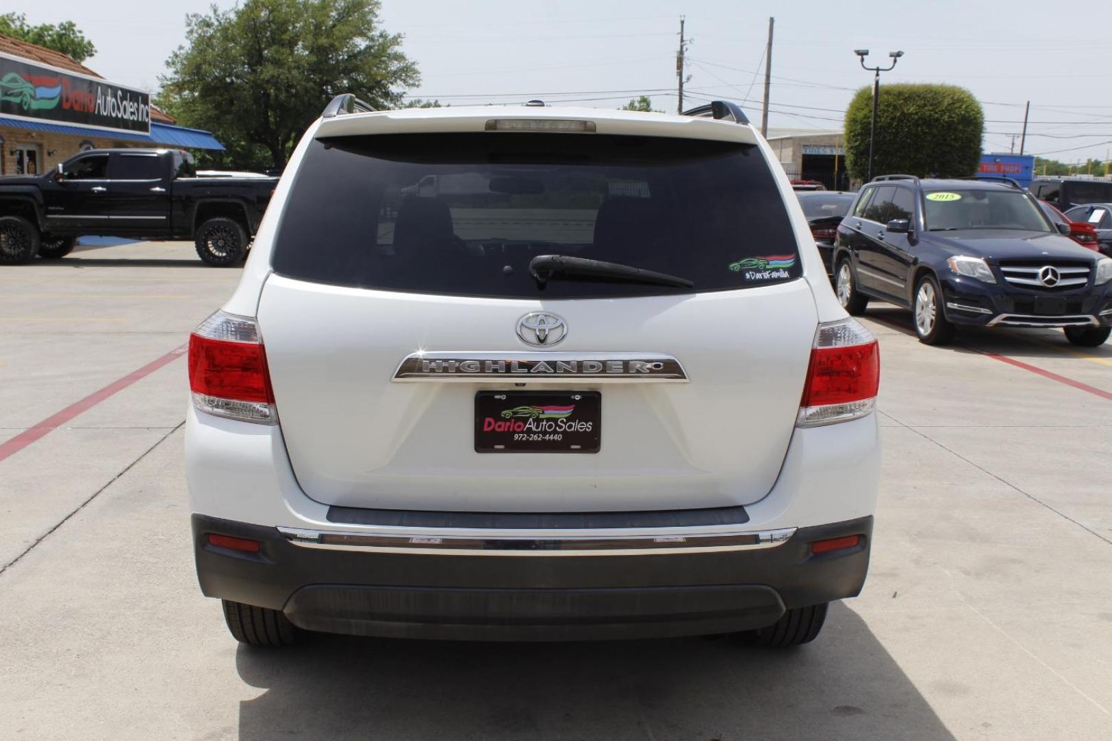 2011 White Toyota Highlander Base V6 | SE V6 (5TDZK3EH3BS) with an 3.5L V-6 DOHC engine, located at 2401 E Main St., Grand Prairie, TX, 75050, (972) 262-4440, 32.748981, -96.969643 - Photo#5