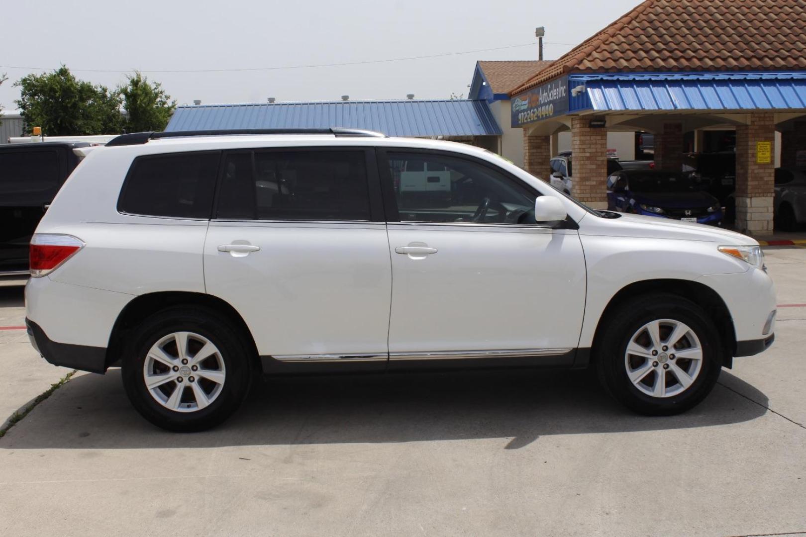 2011 White Toyota Highlander Base V6 | SE V6 (5TDZK3EH3BS) with an 3.5L V-6 DOHC engine, located at 2401 E Main St., Grand Prairie, TX, 75050, (972) 262-4440, 32.748981, -96.969643 - Photo#7