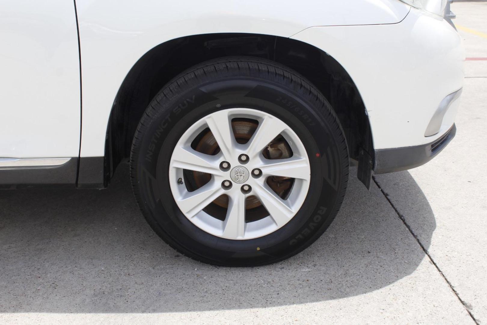 2011 White Toyota Highlander Base V6 | SE V6 (5TDZK3EH3BS) with an 3.5L V-6 DOHC engine, located at 2401 E Main St., Grand Prairie, TX, 75050, (972) 262-4440, 32.748981, -96.969643 - Photo#8