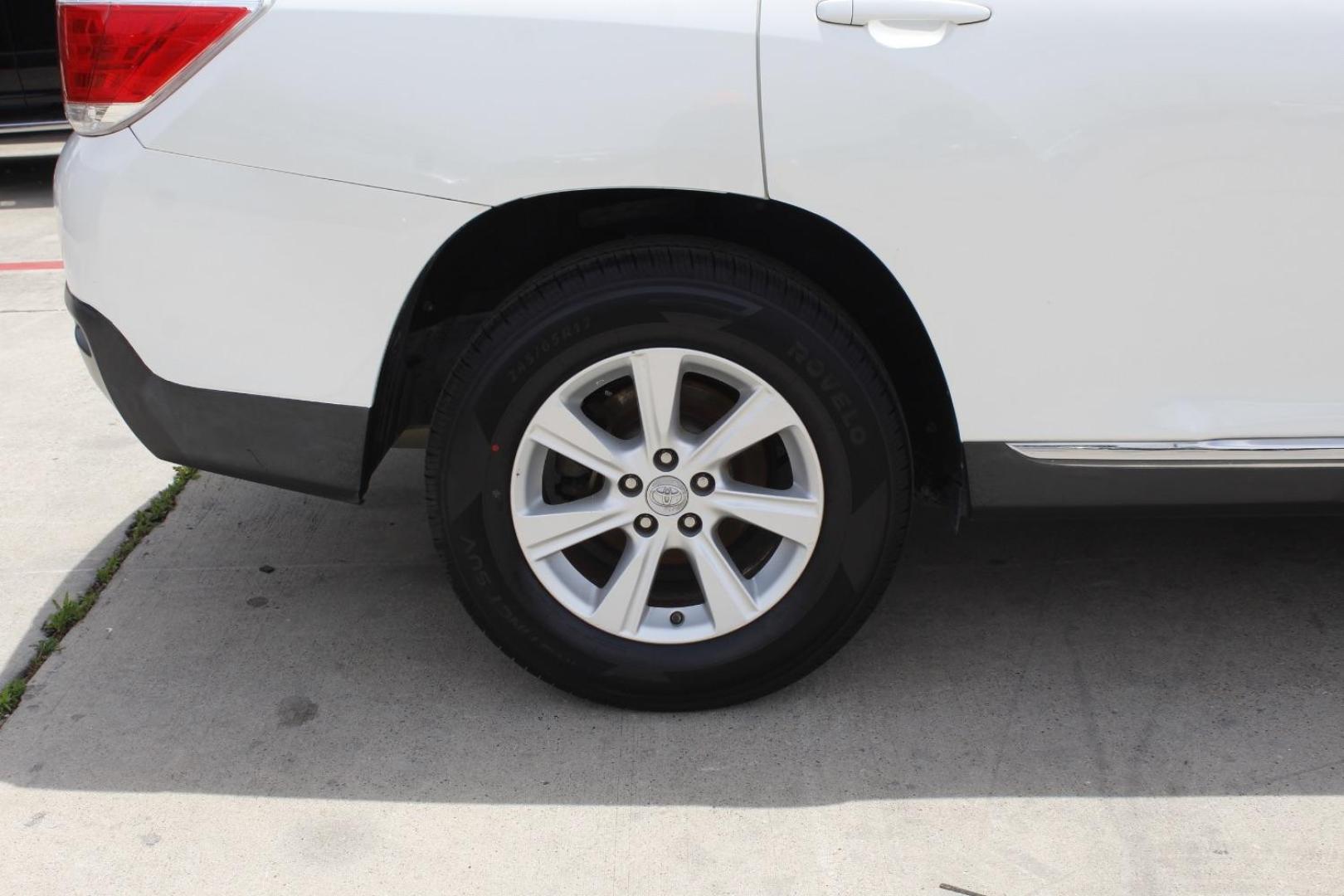 2011 White Toyota Highlander Base V6 | SE V6 (5TDZK3EH3BS) with an 3.5L V-6 DOHC engine, located at 2401 E Main St., Grand Prairie, TX, 75050, (972) 262-4440, 32.748981, -96.969643 - Photo#9