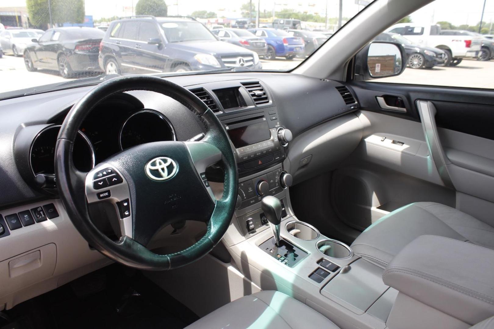2011 White Toyota Highlander Base V6 | SE V6 (5TDZK3EH3BS) with an 3.5L V-6 DOHC engine, located at 2401 E Main St., Grand Prairie, TX, 75050, (972) 262-4440, 32.748981, -96.969643 - Photo#10