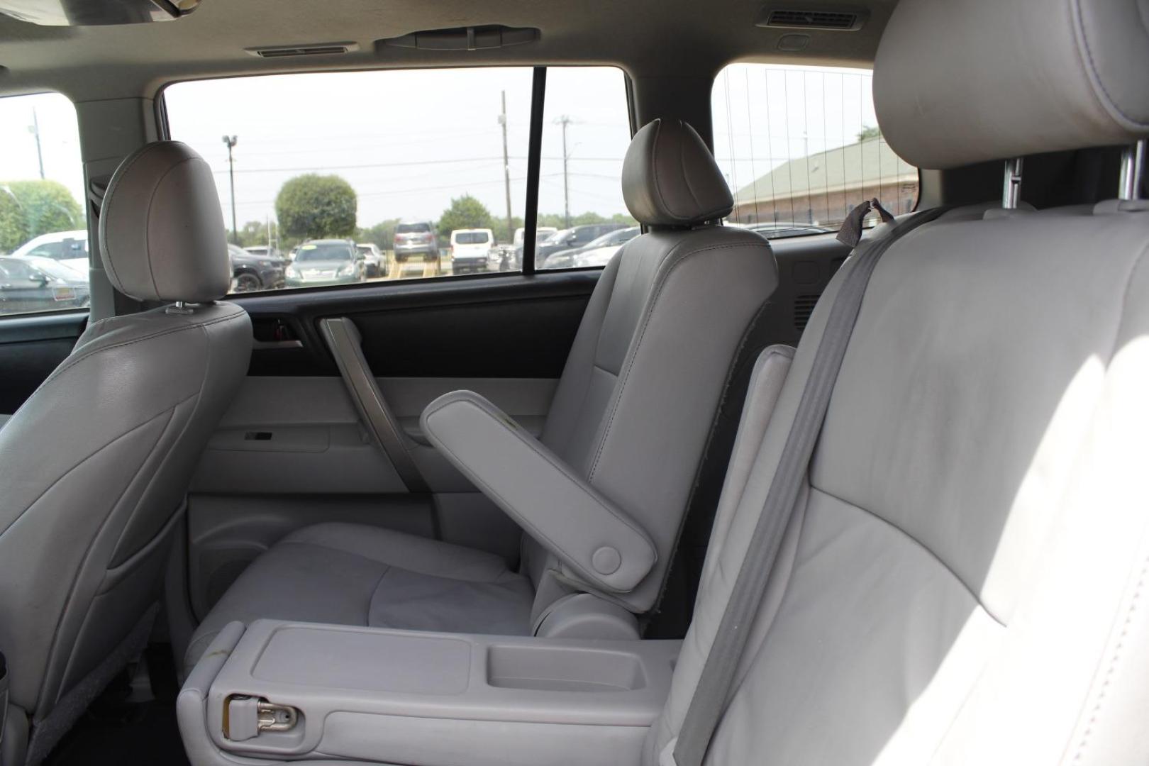 2011 White Toyota Highlander Base V6 | SE V6 (5TDZK3EH3BS) with an 3.5L V-6 DOHC engine, located at 2401 E Main St., Grand Prairie, TX, 75050, (972) 262-4440, 32.748981, -96.969643 - Photo#11