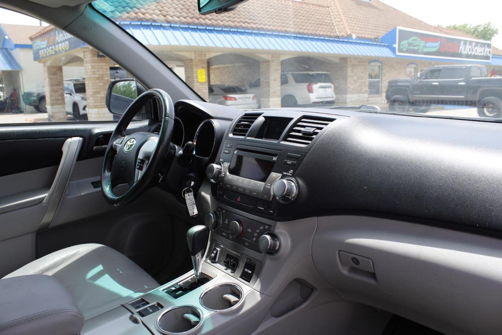 2011 White Toyota Highlander Base V6 | SE V6 (5TDZK3EH3BS) with an 3.5L V-6 DOHC engine, located at 2401 E Main St., Grand Prairie, TX, 75050, (972) 262-4440, 32.748981, -96.969643 - Photo#13