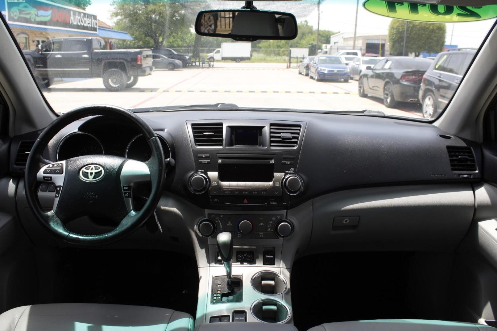 2011 White Toyota Highlander Base V6 | SE V6 (5TDZK3EH3BS) with an 3.5L V-6 DOHC engine, located at 2401 E Main St., Grand Prairie, TX, 75050, (972) 262-4440, 32.748981, -96.969643 - Photo#14