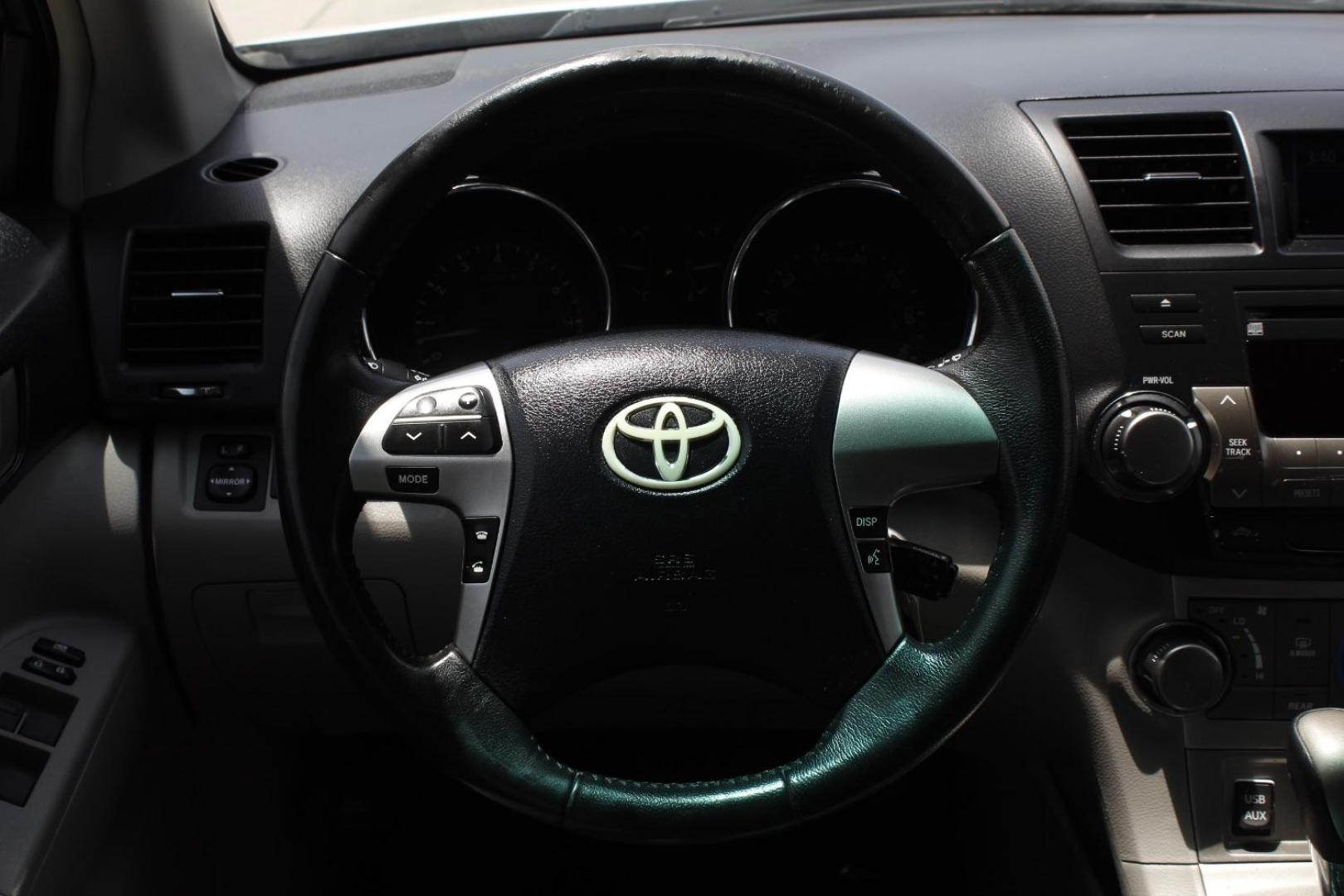 2011 White Toyota Highlander Base V6 | SE V6 (5TDZK3EH3BS) with an 3.5L V-6 DOHC engine, located at 2401 E Main St., Grand Prairie, TX, 75050, (972) 262-4440, 32.748981, -96.969643 - Photo#22