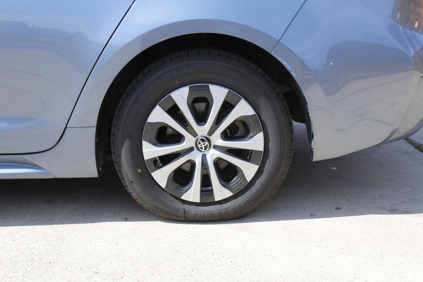 2021 Gray Toyota Corolla Hybrid LE (JTDEAMDE4MJ) with an 1.8L I-4 DOHC engine, located at 2401 E Main St., Grand Prairie, TX, 75050, (972) 262-4440, 32.748981, -96.969643 - Photo#4