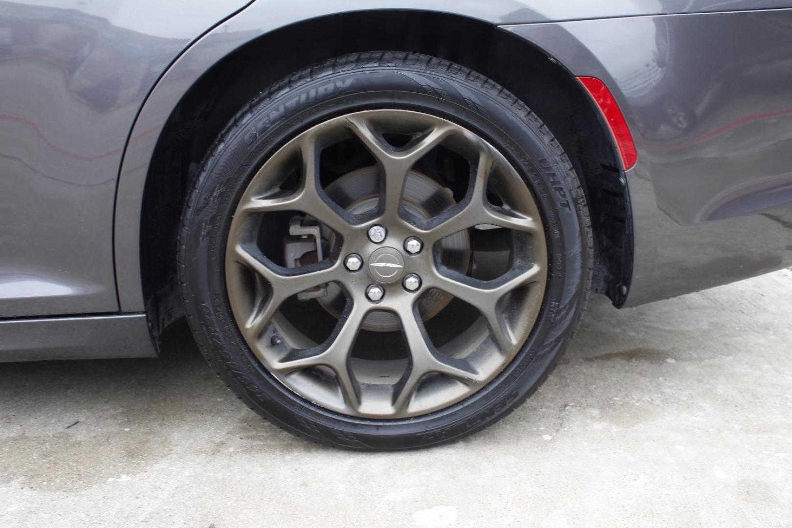 2016 Gray Chrysler 300 300S Alloy Edition (2C3CCABG2GH) with an 3.6L engine, located at 2401 E Main St., Grand Prairie, TX, 75050, (972) 262-4440, 32.748981, -96.969643 - Photo#4
