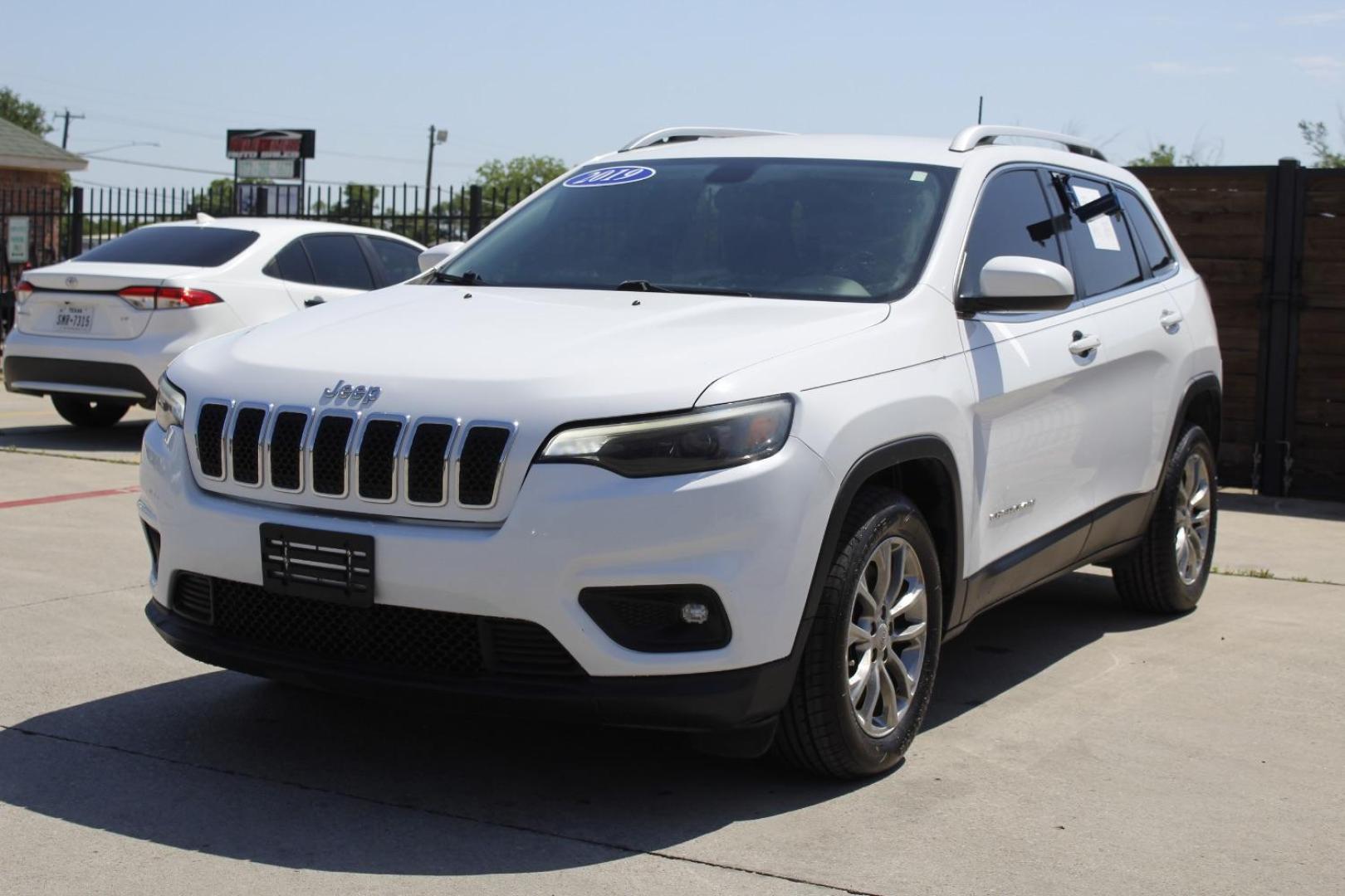 2019 White Jeep Cherokee Latitude Plus FWD (1C4PJLLB0KD) with an 2L I-4 gasoline direct injection engine, located at 2401 E Main St., Grand Prairie, TX, 75050, (972) 262-4440, 32.748981, -96.969643 - Photo#1