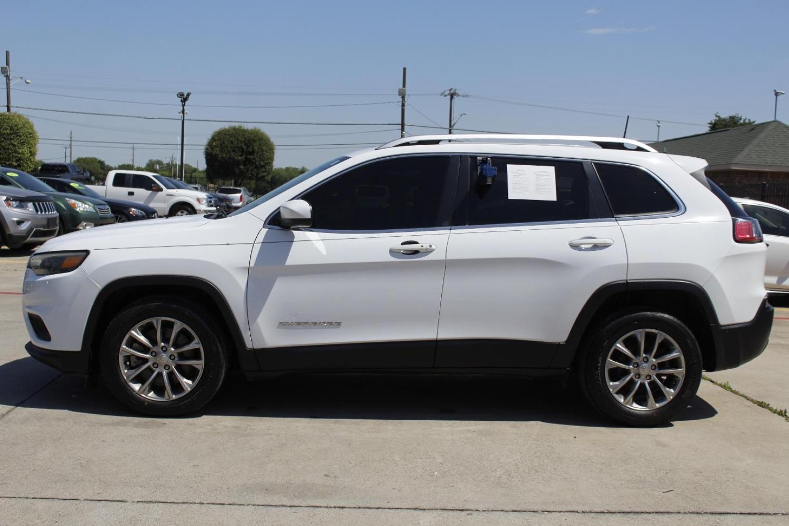 2019 White Jeep Cherokee Latitude Plus FWD (1C4PJLLB0KD) with an 2L I-4 gasoline direct injection engine, located at 2401 E Main St., Grand Prairie, TX, 75050, (972) 262-4440, 32.748981, -96.969643 - Photo#2