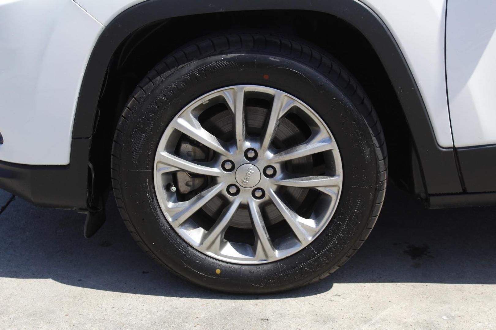2019 White Jeep Cherokee Latitude Plus FWD (1C4PJLLB0KD) with an 2L I-4 gasoline direct injection engine, located at 2401 E Main St., Grand Prairie, TX, 75050, (972) 262-4440, 32.748981, -96.969643 - Photo#3