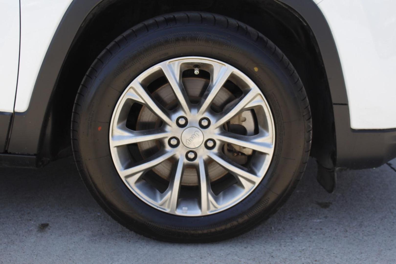 2019 White Jeep Cherokee Latitude Plus FWD (1C4PJLLB0KD) with an 2L I-4 gasoline direct injection engine, located at 2401 E Main St., Grand Prairie, TX, 75050, (972) 262-4440, 32.748981, -96.969643 - Photo#4