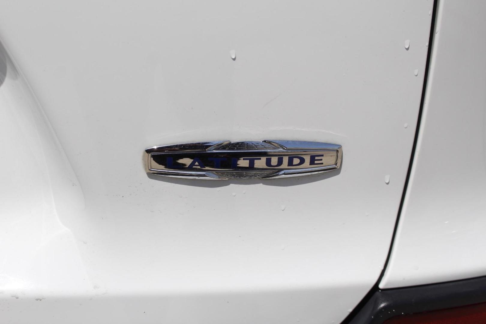 2019 White Jeep Cherokee Latitude Plus FWD (1C4PJLLB0KD) with an 2L I-4 gasoline direct injection engine, located at 2401 E Main St., Grand Prairie, TX, 75050, (972) 262-4440, 32.748981, -96.969643 - Photo#7