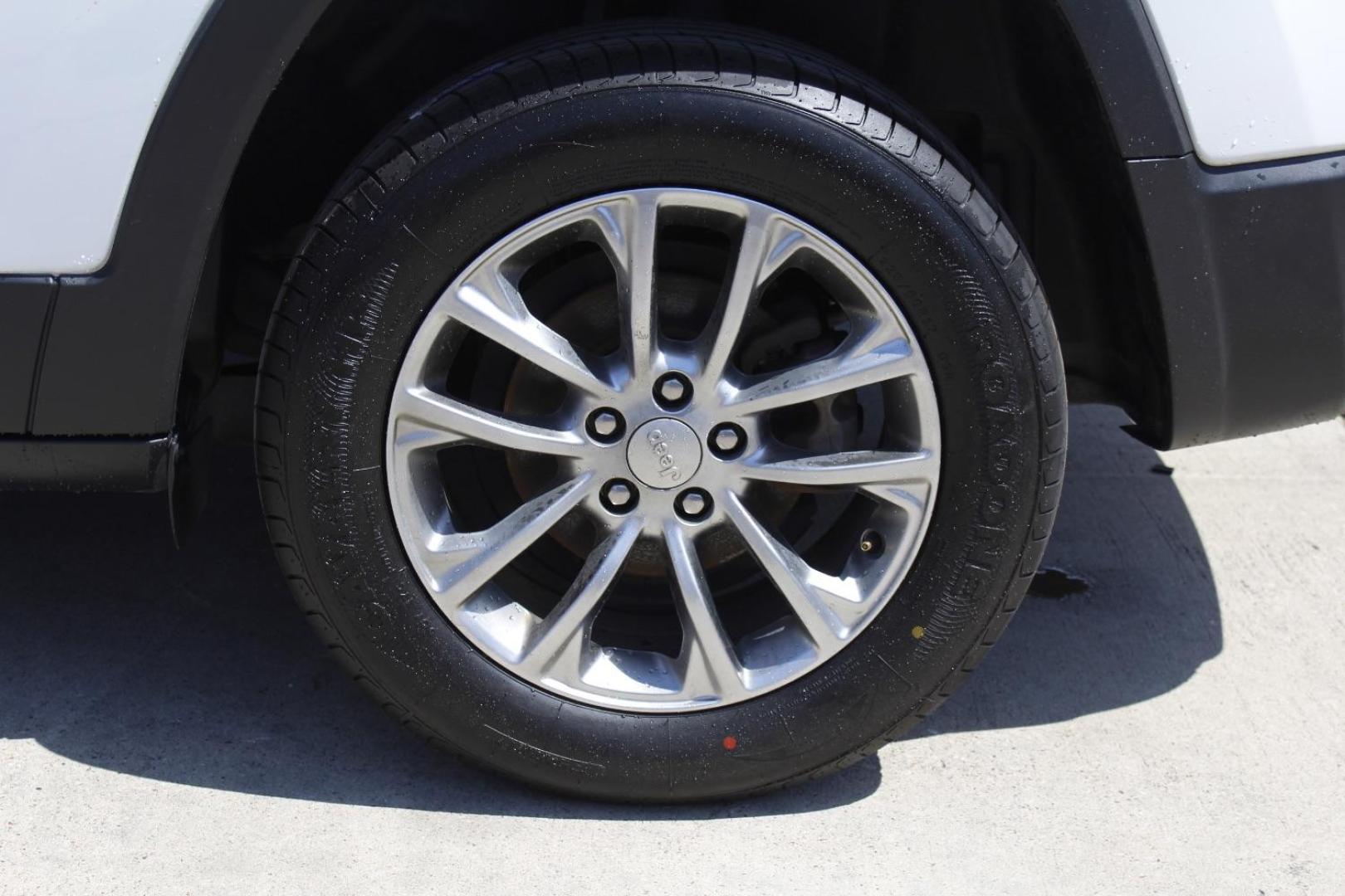 2019 White Jeep Cherokee Latitude Plus FWD (1C4PJLLB0KD) with an 2L I-4 gasoline direct injection engine, located at 2401 E Main St., Grand Prairie, TX, 75050, (972) 262-4440, 32.748981, -96.969643 - Photo#9