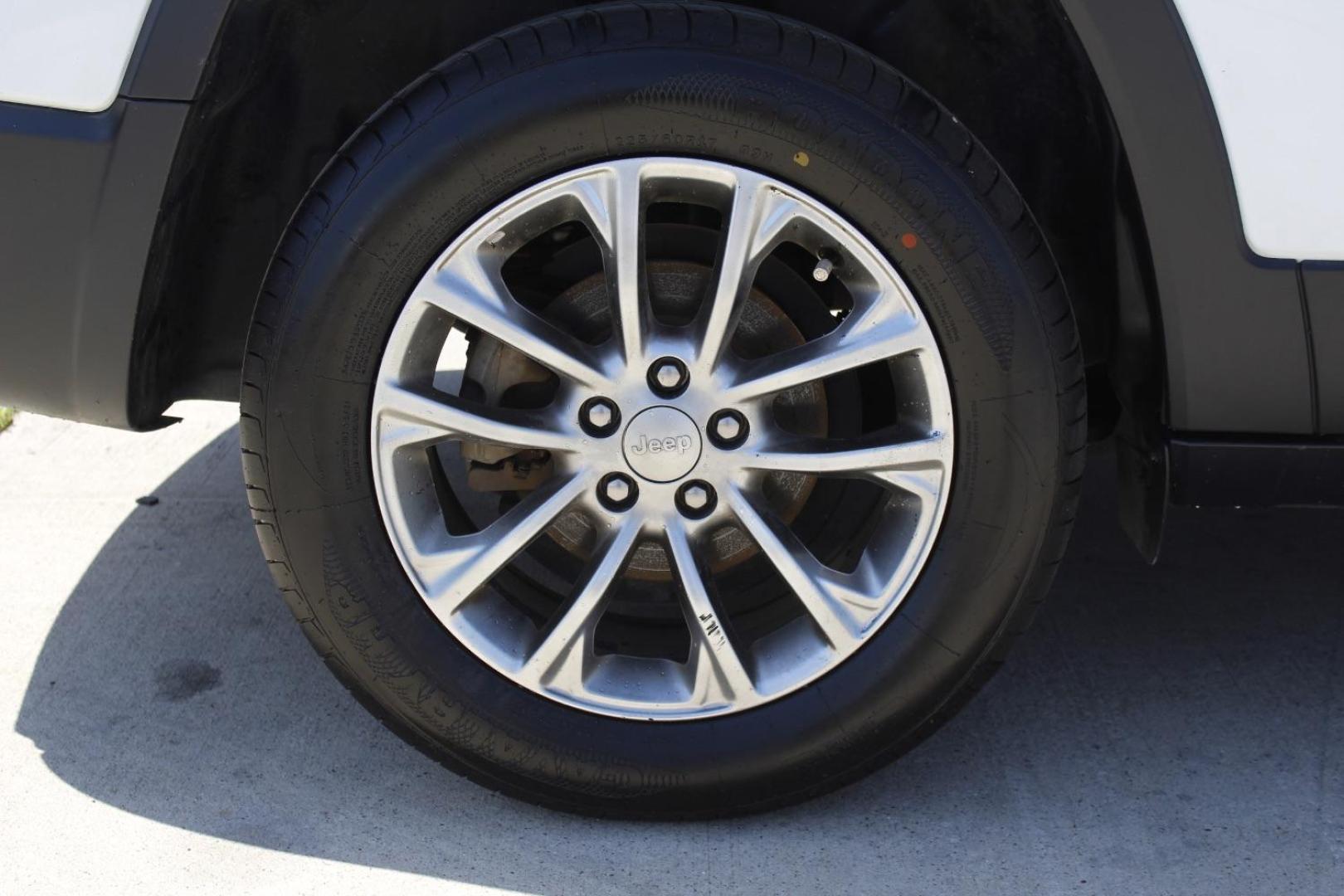 2019 White Jeep Cherokee Latitude Plus FWD (1C4PJLLB0KD) with an 2L I-4 gasoline direct injection engine, located at 2401 E Main St., Grand Prairie, TX, 75050, (972) 262-4440, 32.748981, -96.969643 - Photo#10