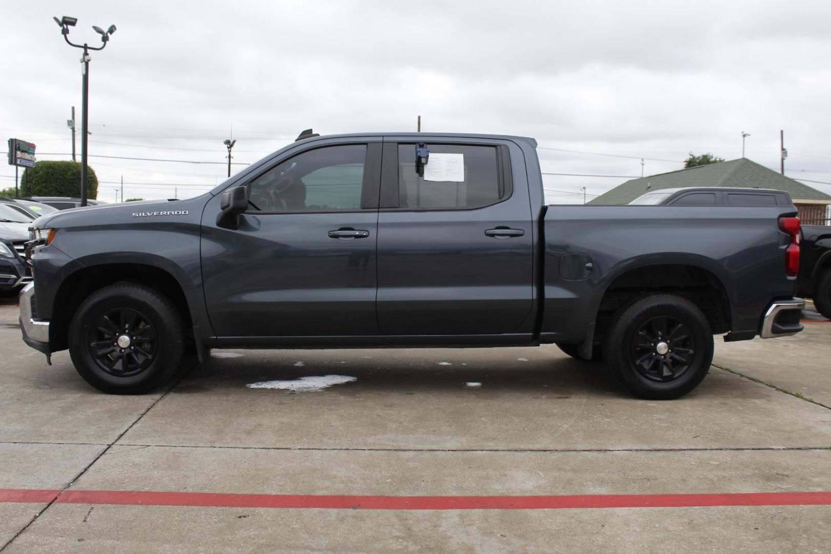 2021 Gray Chevrolet Silverado 1500 2WD Crew Cab Short Bed LT (1GCPWCED3MZ) with an 5.3L engine, located at 2401 E Main St., Grand Prairie, TX, 75050, (972) 262-4440, 32.748981, -96.969643 - Photo#2