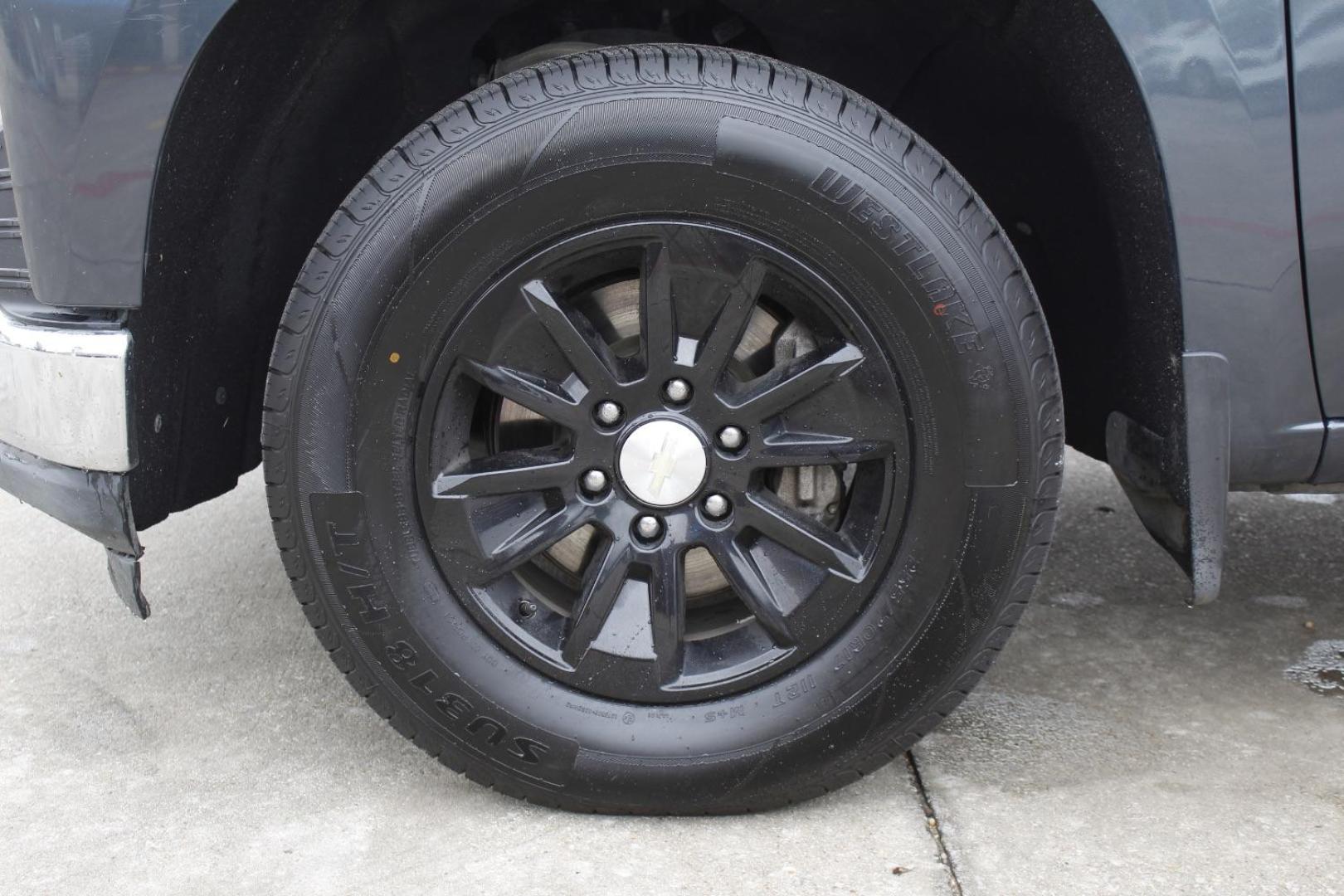 2021 Gray Chevrolet Silverado 1500 2WD Crew Cab Short Bed LT (1GCPWCED3MZ) with an 5.3L engine, located at 2401 E Main St., Grand Prairie, TX, 75050, (972) 262-4440, 32.748981, -96.969643 - Photo#3