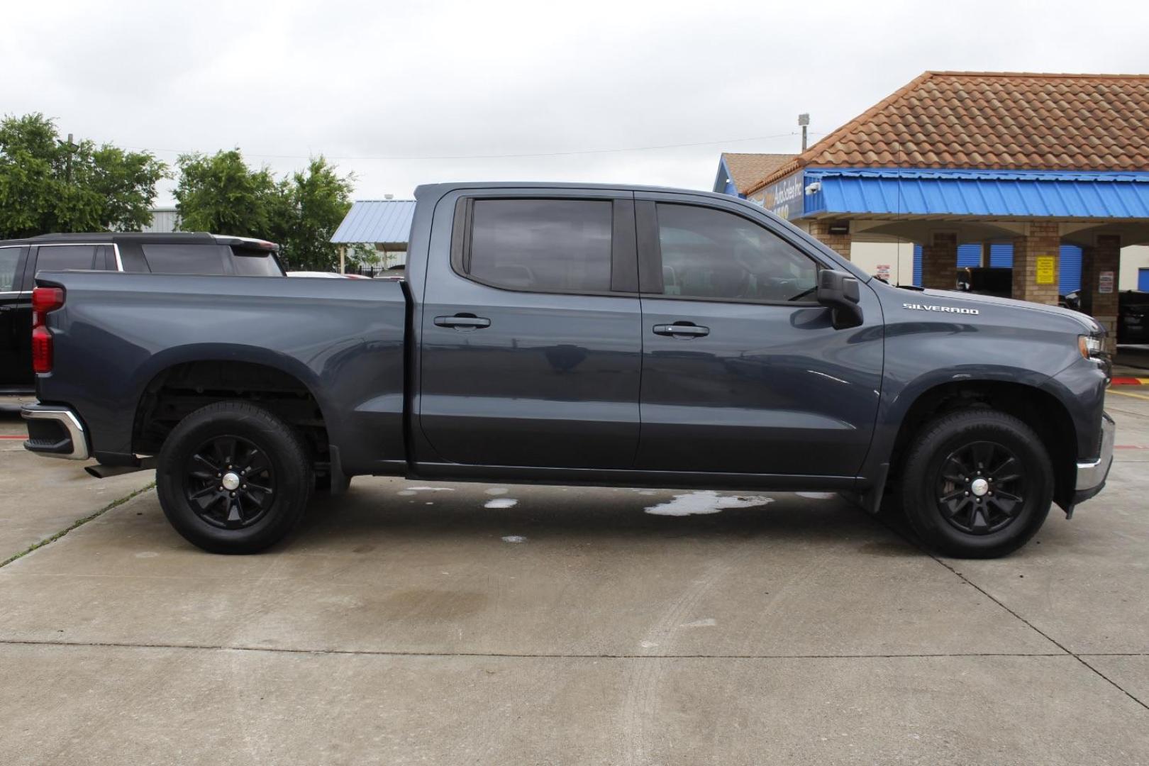 2021 Gray Chevrolet Silverado 1500 2WD Crew Cab Short Bed LT (1GCPWCED3MZ) with an 5.3L engine, located at 2401 E Main St., Grand Prairie, TX, 75050, (972) 262-4440, 32.748981, -96.969643 - Photo#9